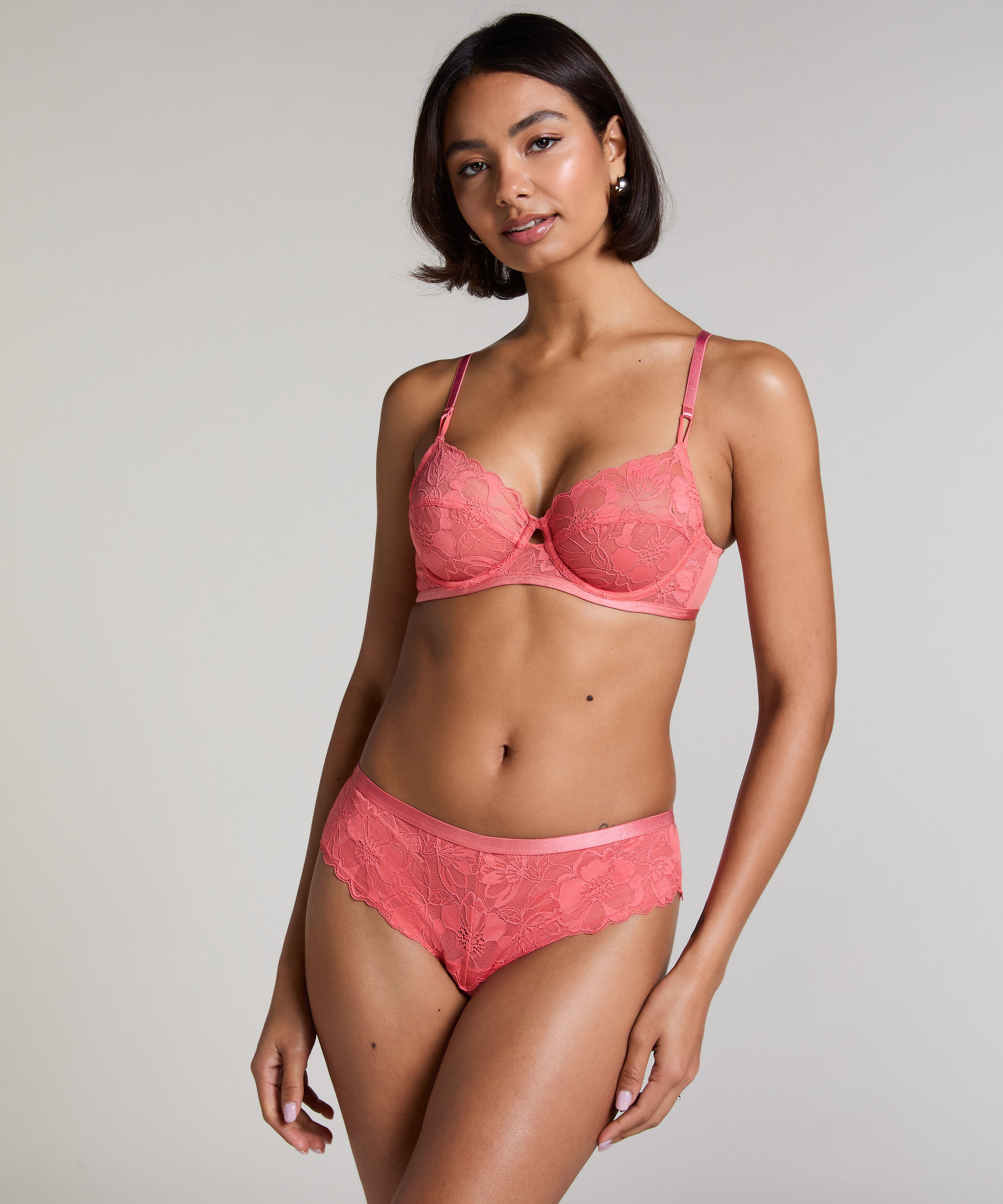 Brazilian Sophia, Roze, main