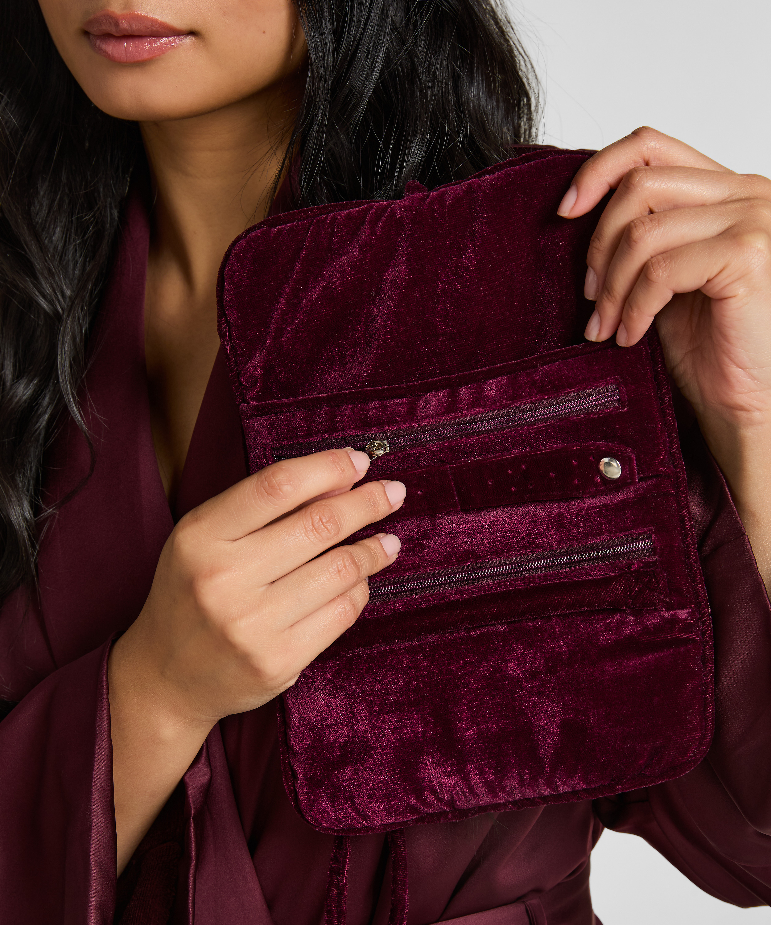 Pochette perl&eacute;e pour bijoux, Pourpre, main