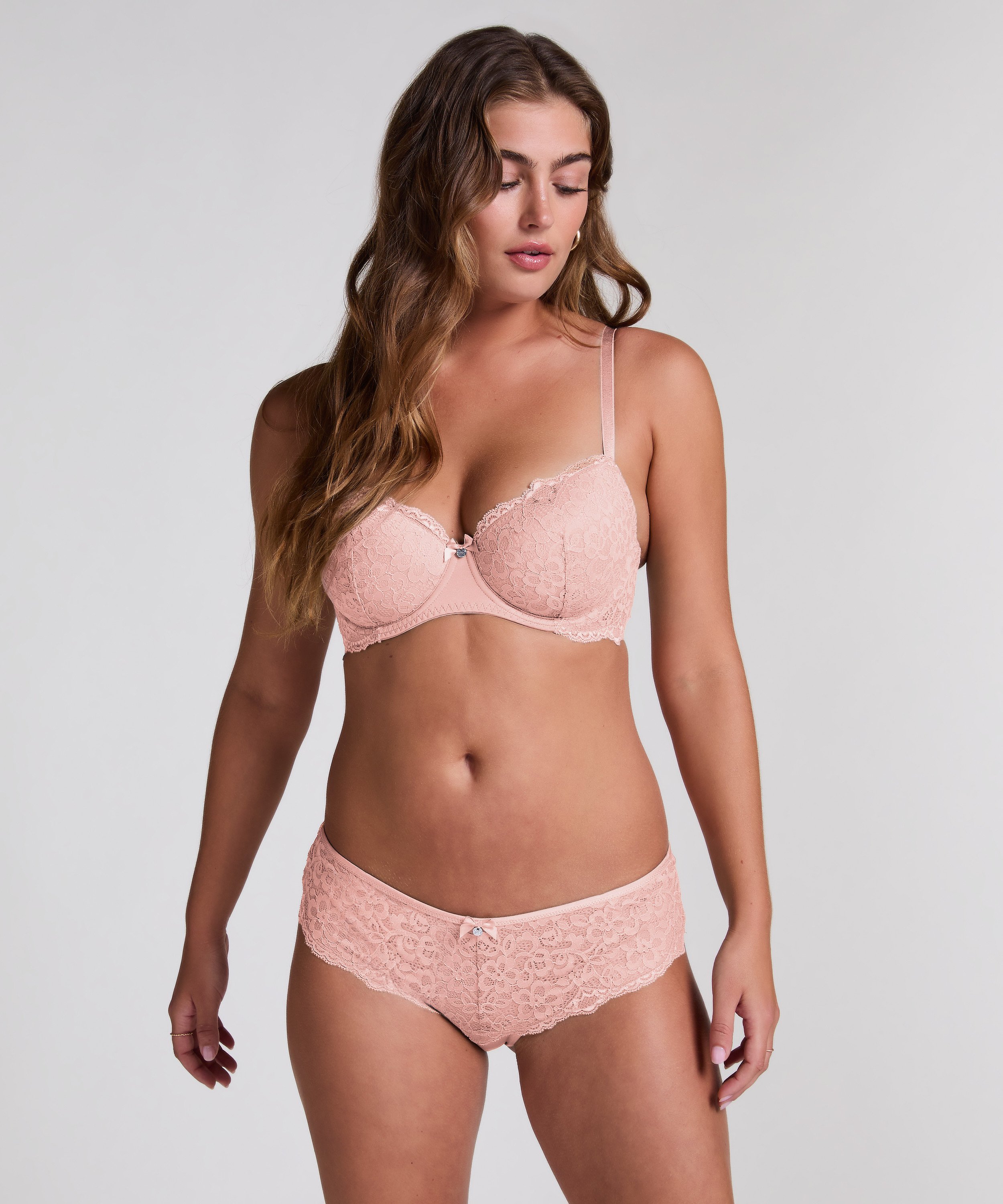 Slip brésilien Marine, Rose, main