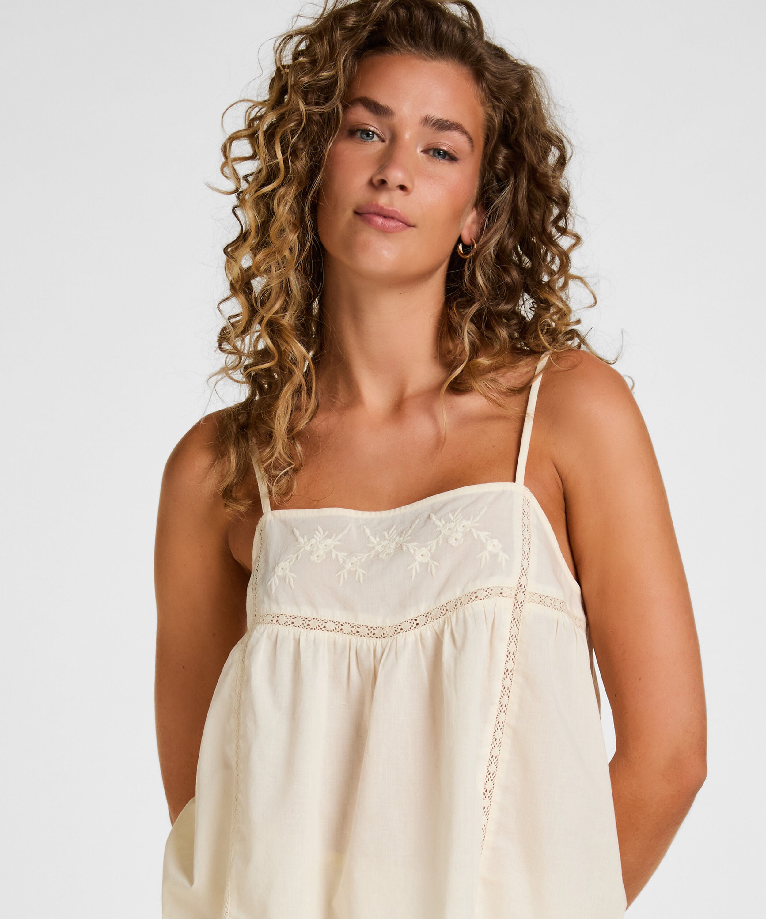 Pyjama Cami, Wit