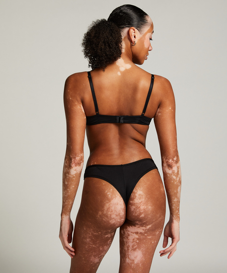 Cheekini Gunila, Zwart