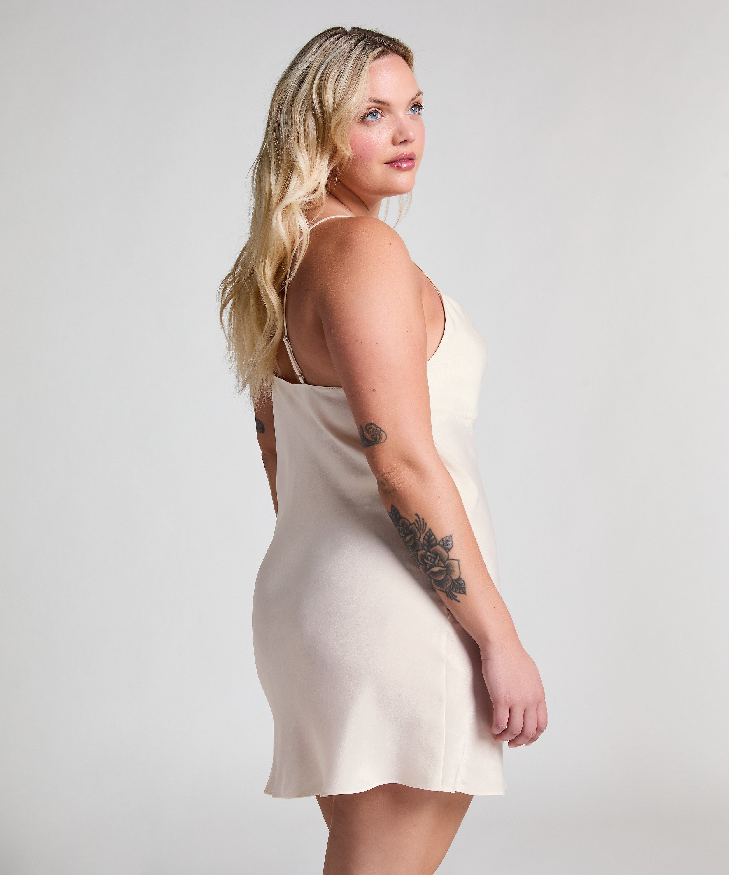 Robe nuisette en satin Minimal, Blanc, main