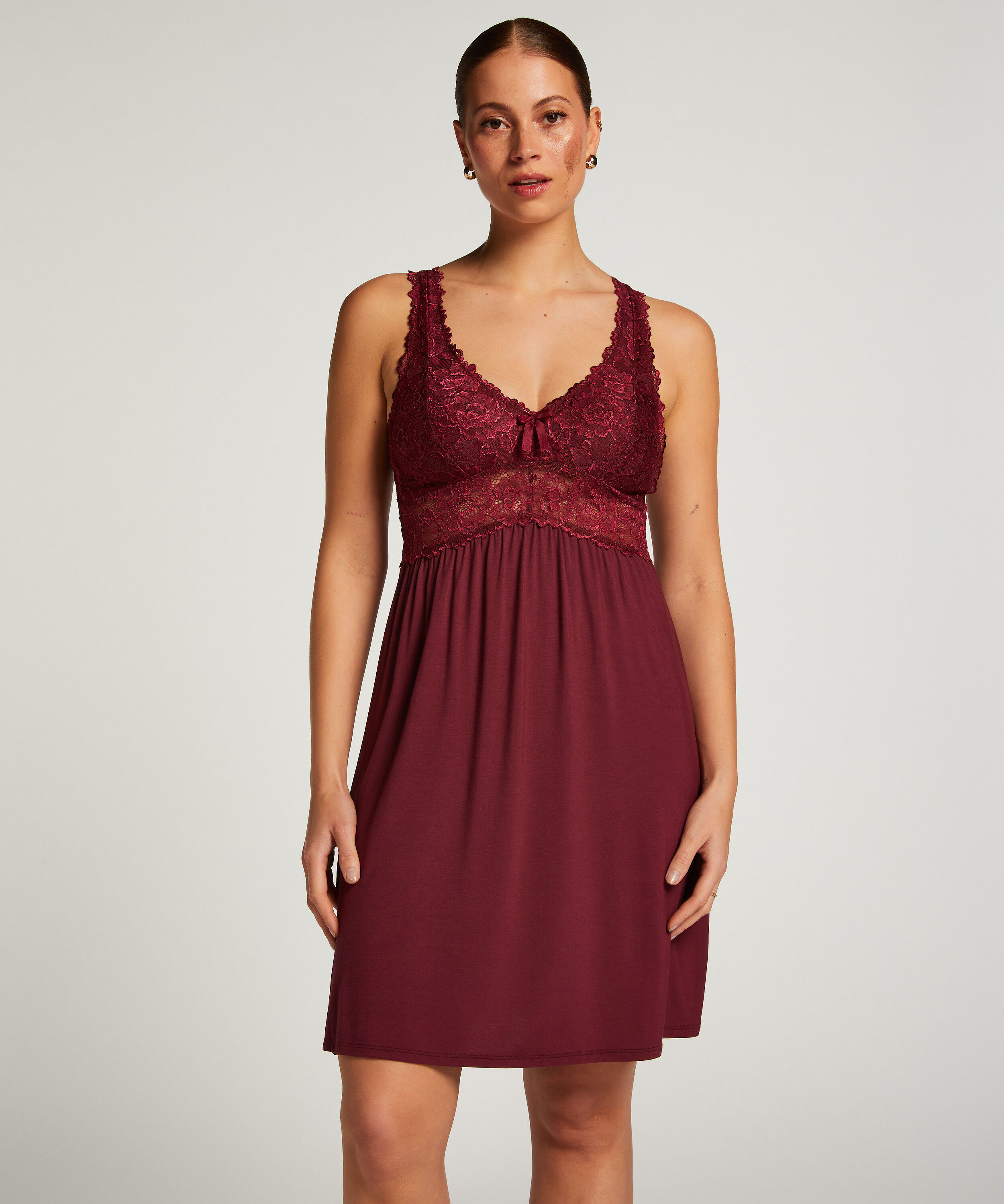Nuisette Nora dentelle, Pourpre
