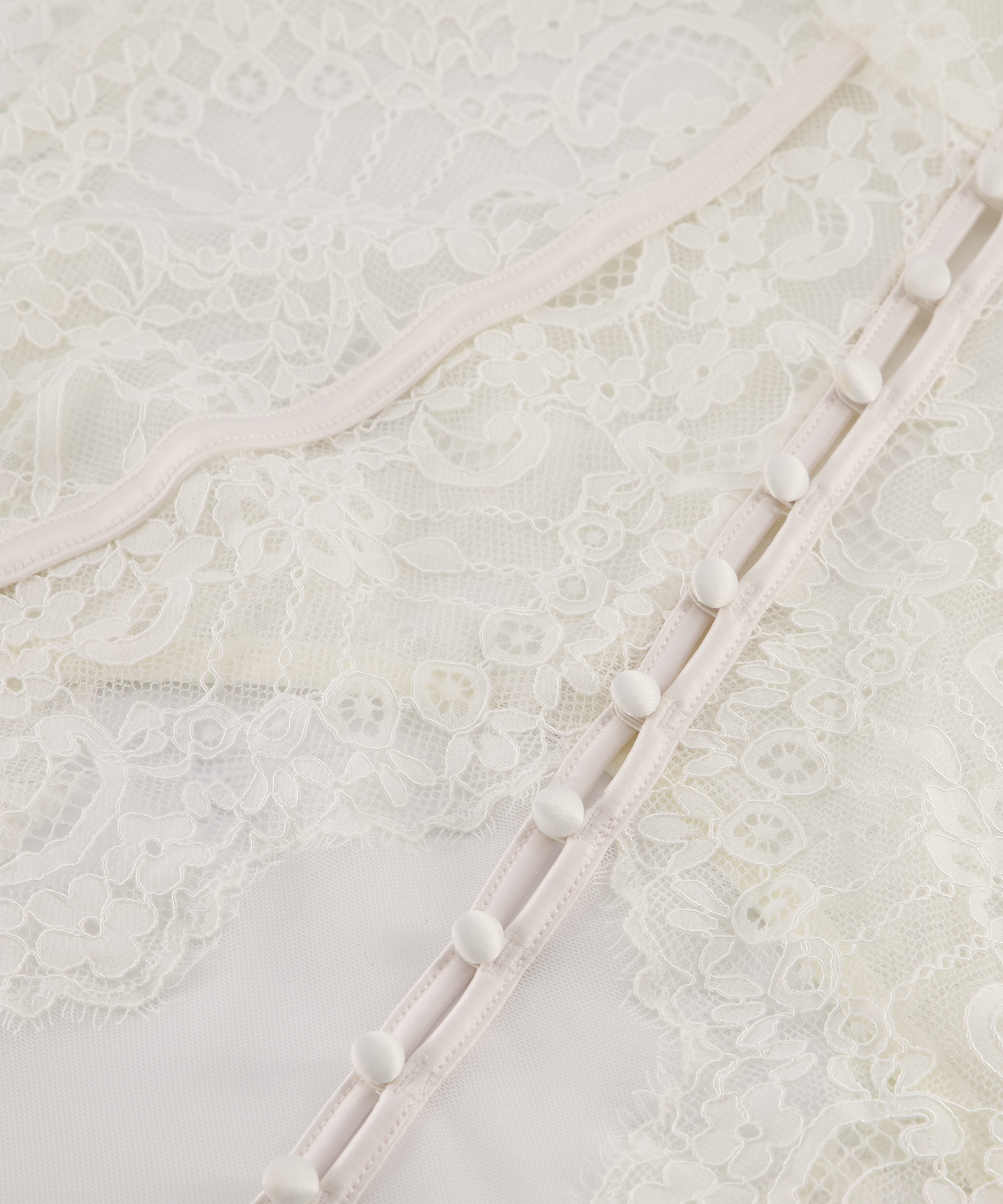 Body Amelia, Wit, main