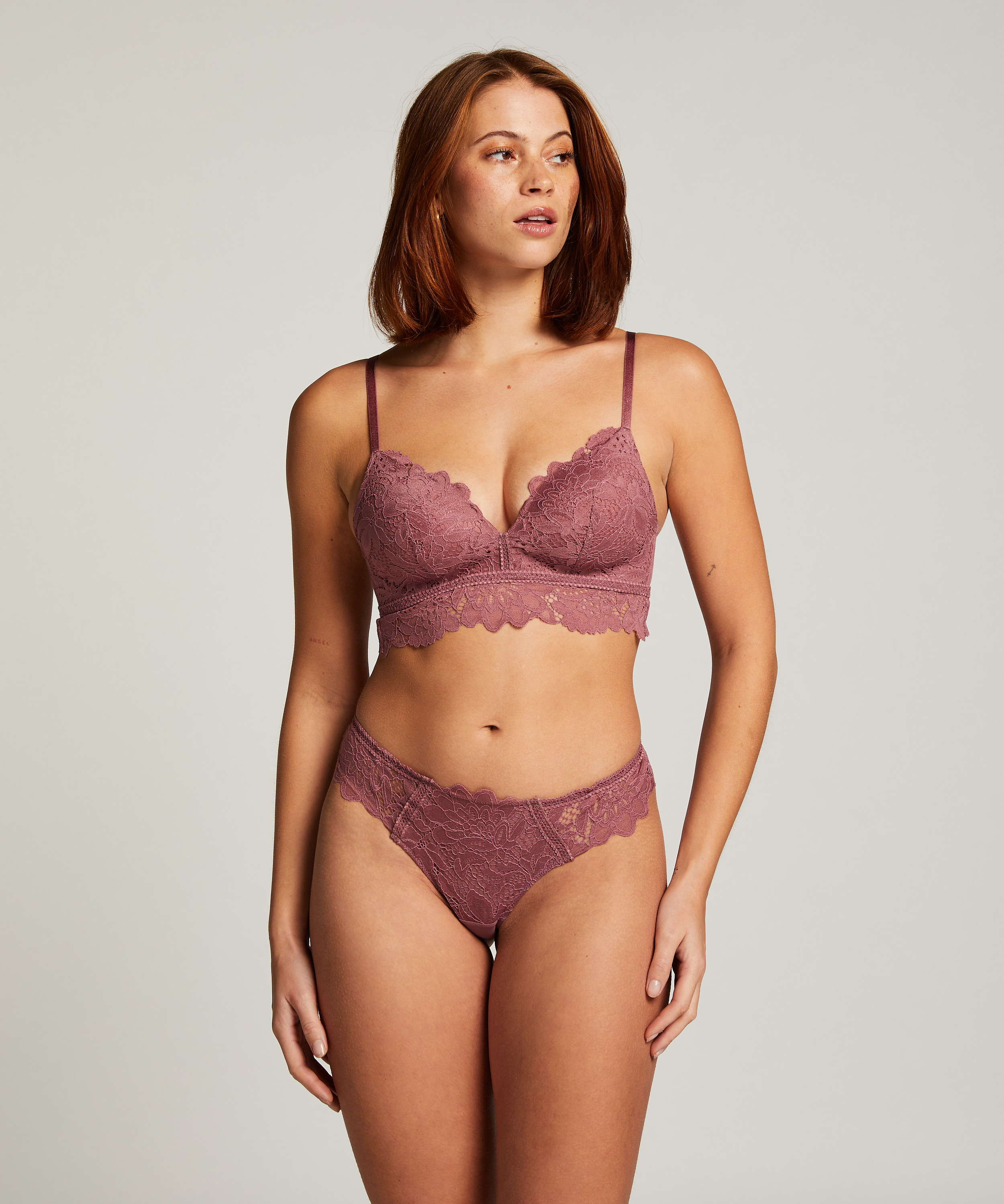 Soutien-gorge préformé sans armatures longline Shiloh, Pourpre, main