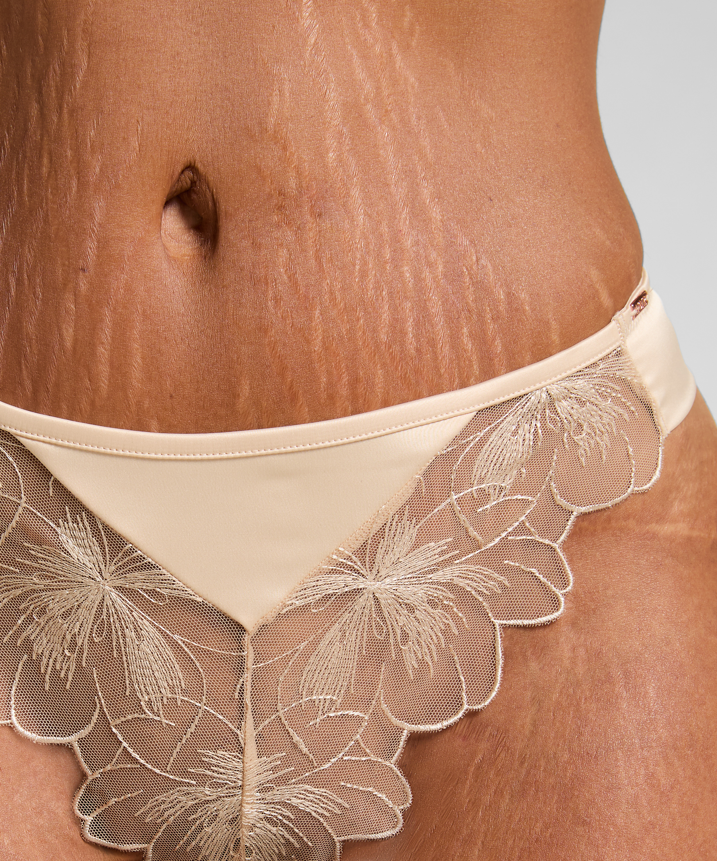 String Emilia, Geel, main