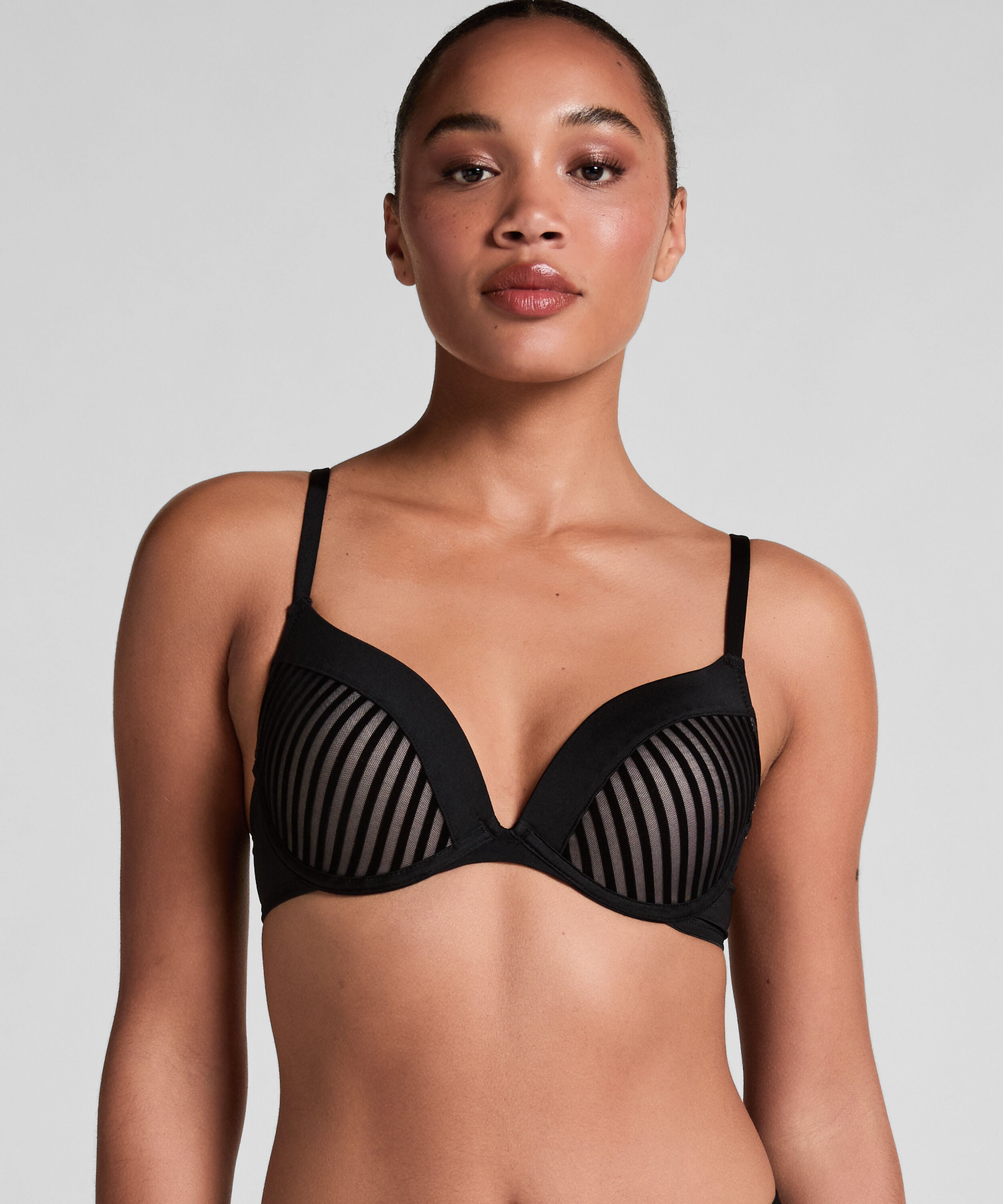 Voorgevormde push-up beugel bh Pia, Zwart