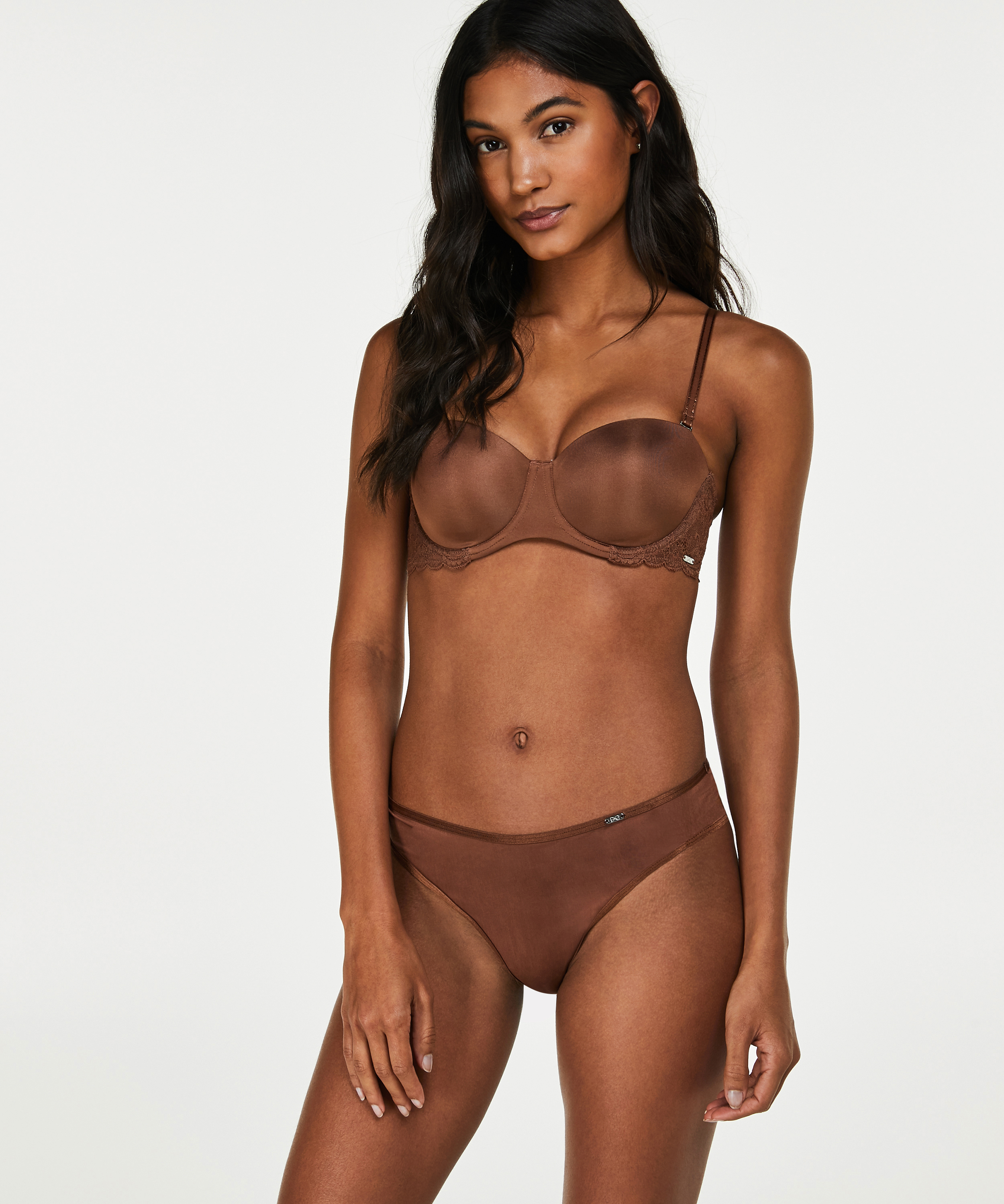 Brazilian Angie, Bruin, main