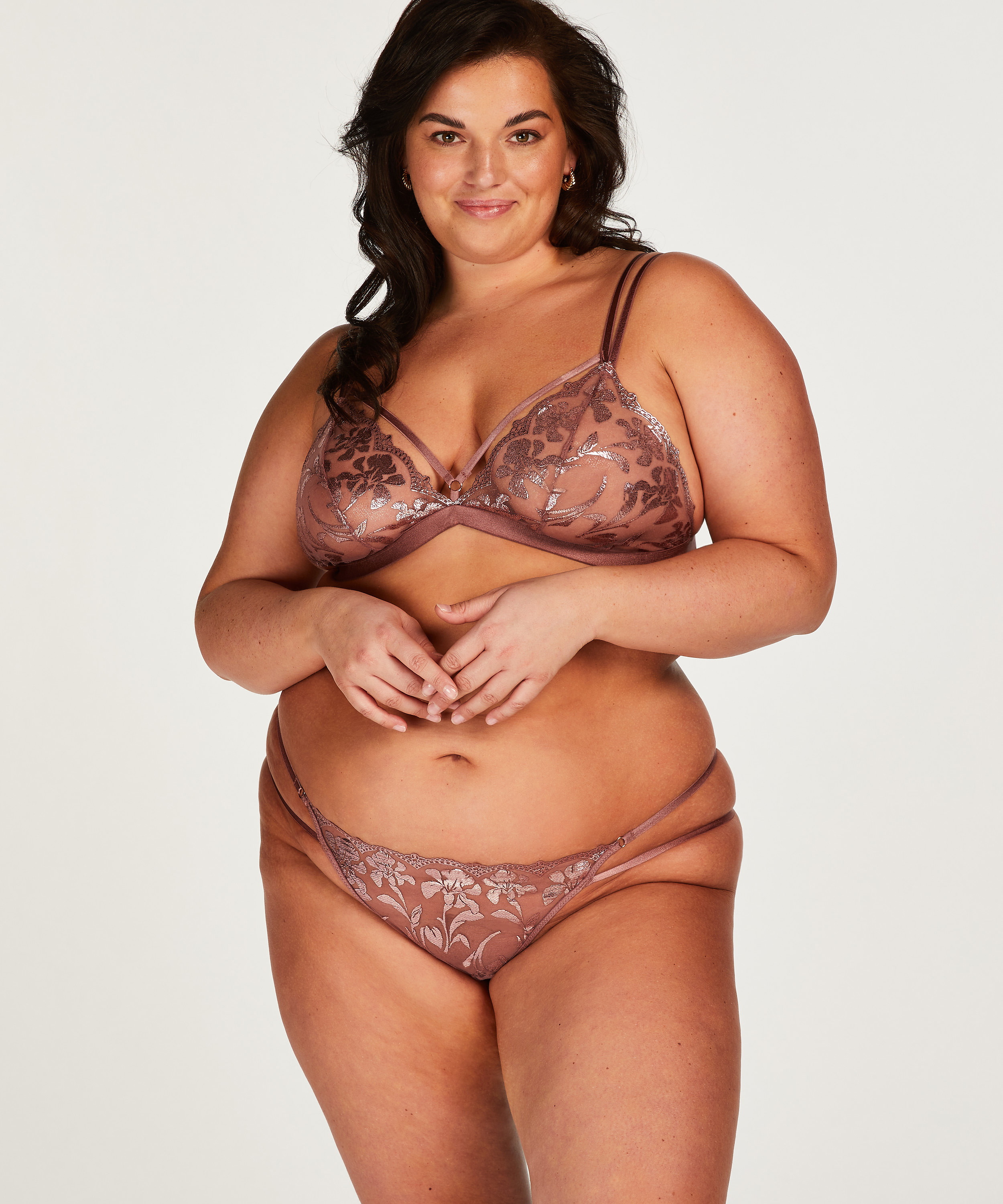 Brassi&egrave;re Mila, Pourpre, main