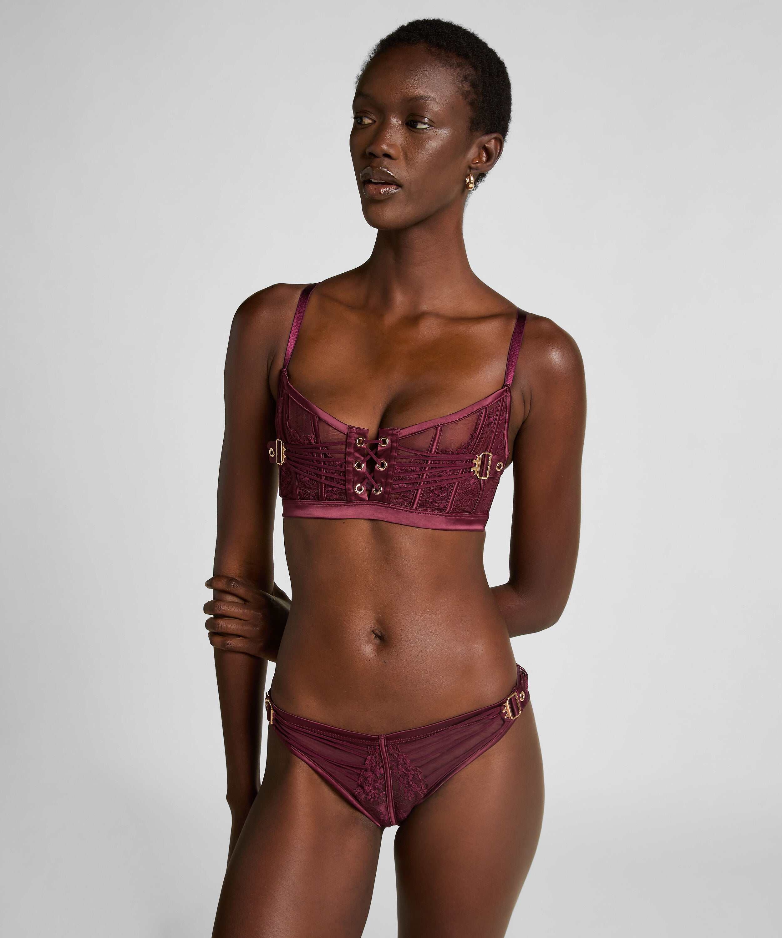 Hoog uitgesneden brazilian Avela, Rood