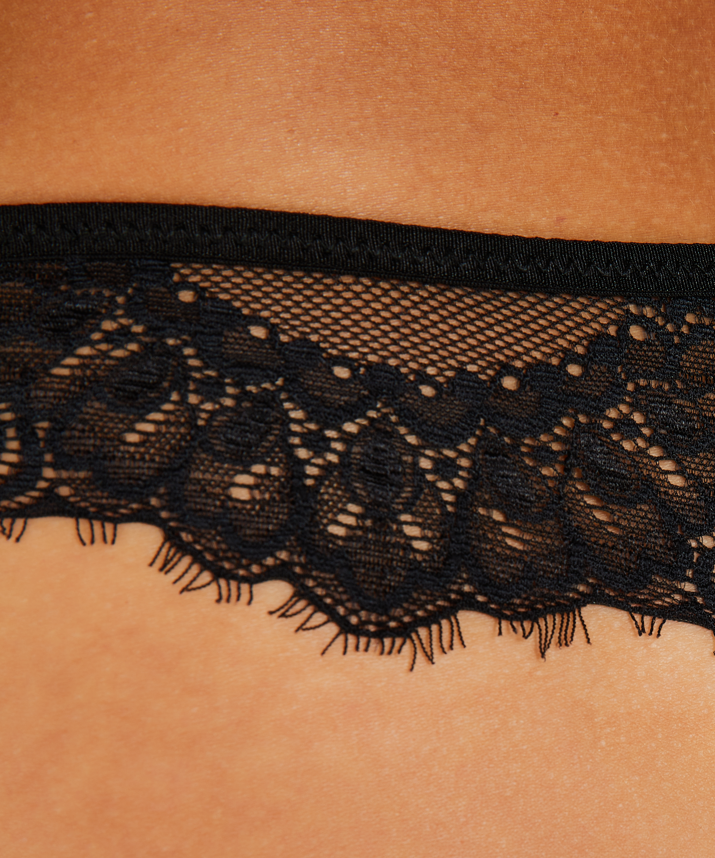 String Latisha, Noir, main