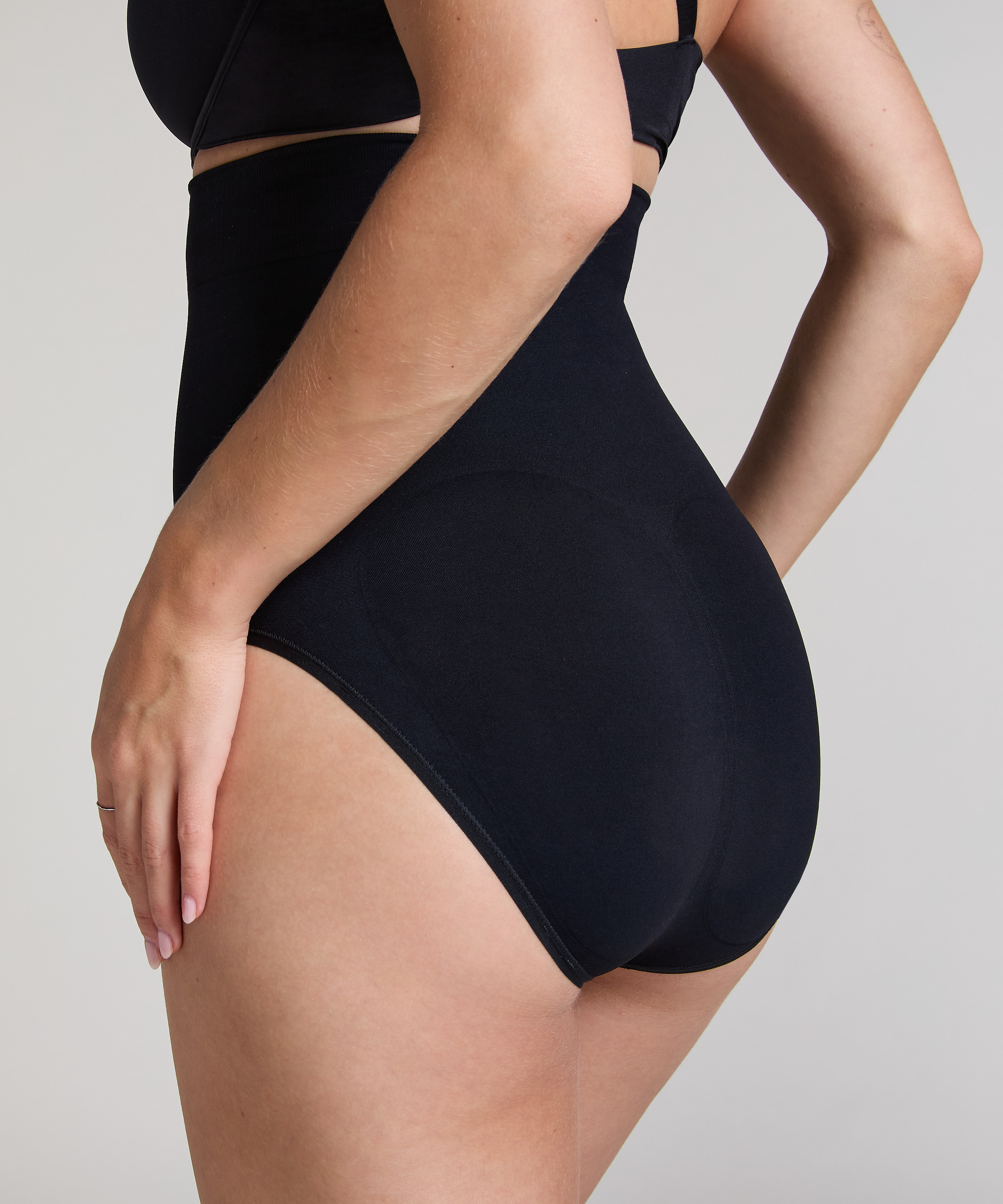 Slip Rio taille haute sans coutures mettant en valeur la silhouette, Noir, main