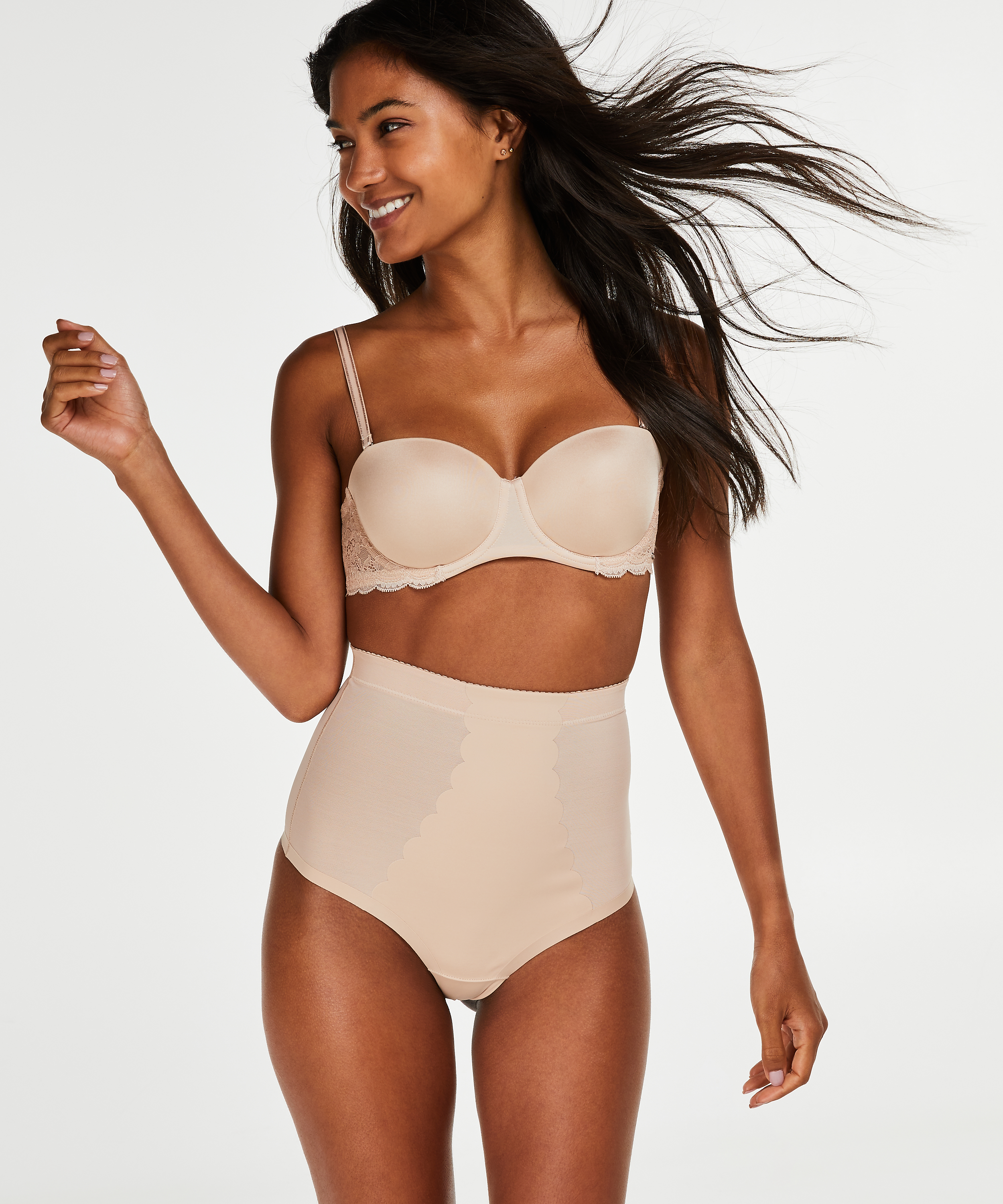String taille haute avec gaine sculptante en dentelle festonnée - Level 3, Beige, main