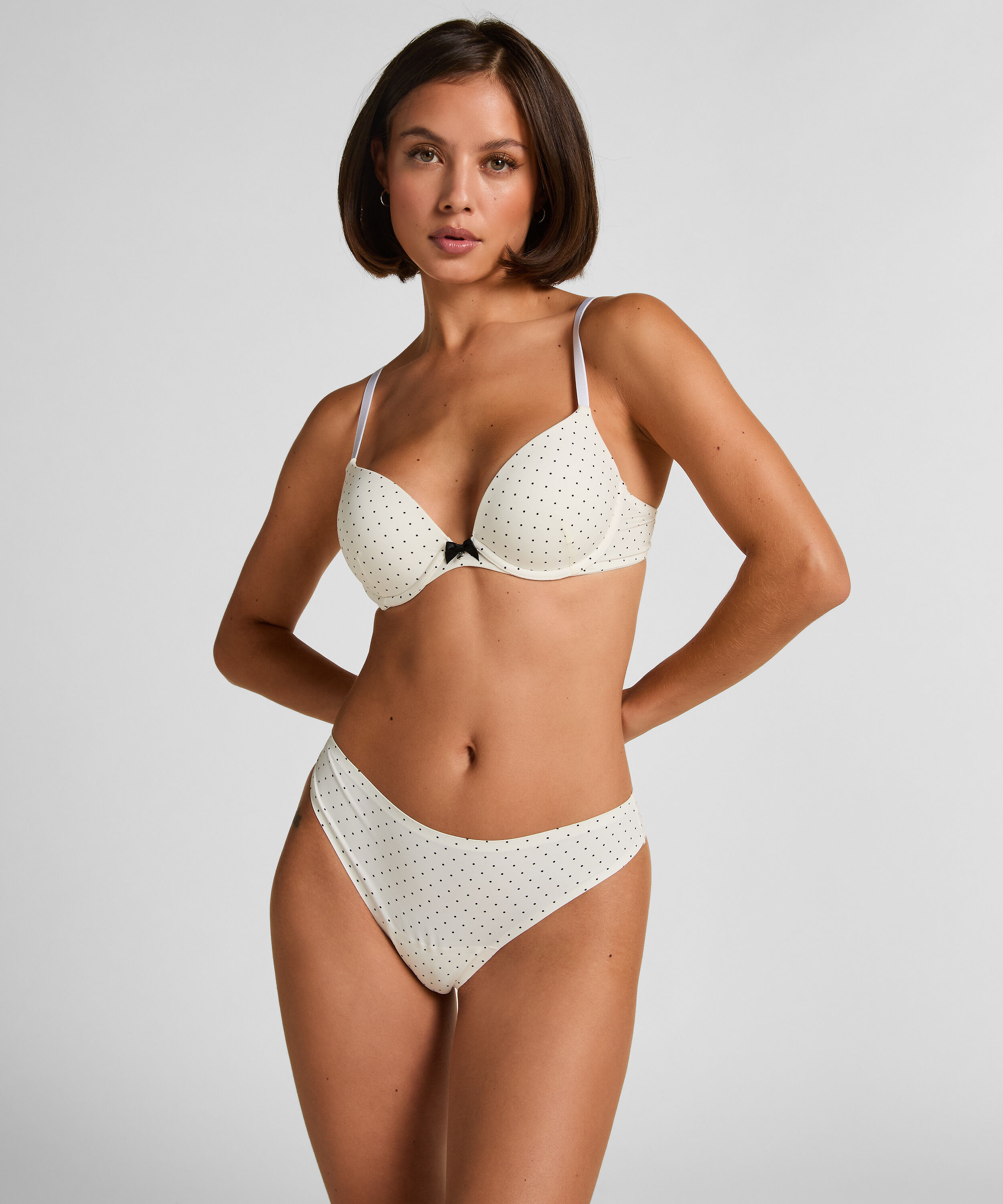 Invisible string basic, Blanc Invisible string basic, Blanc