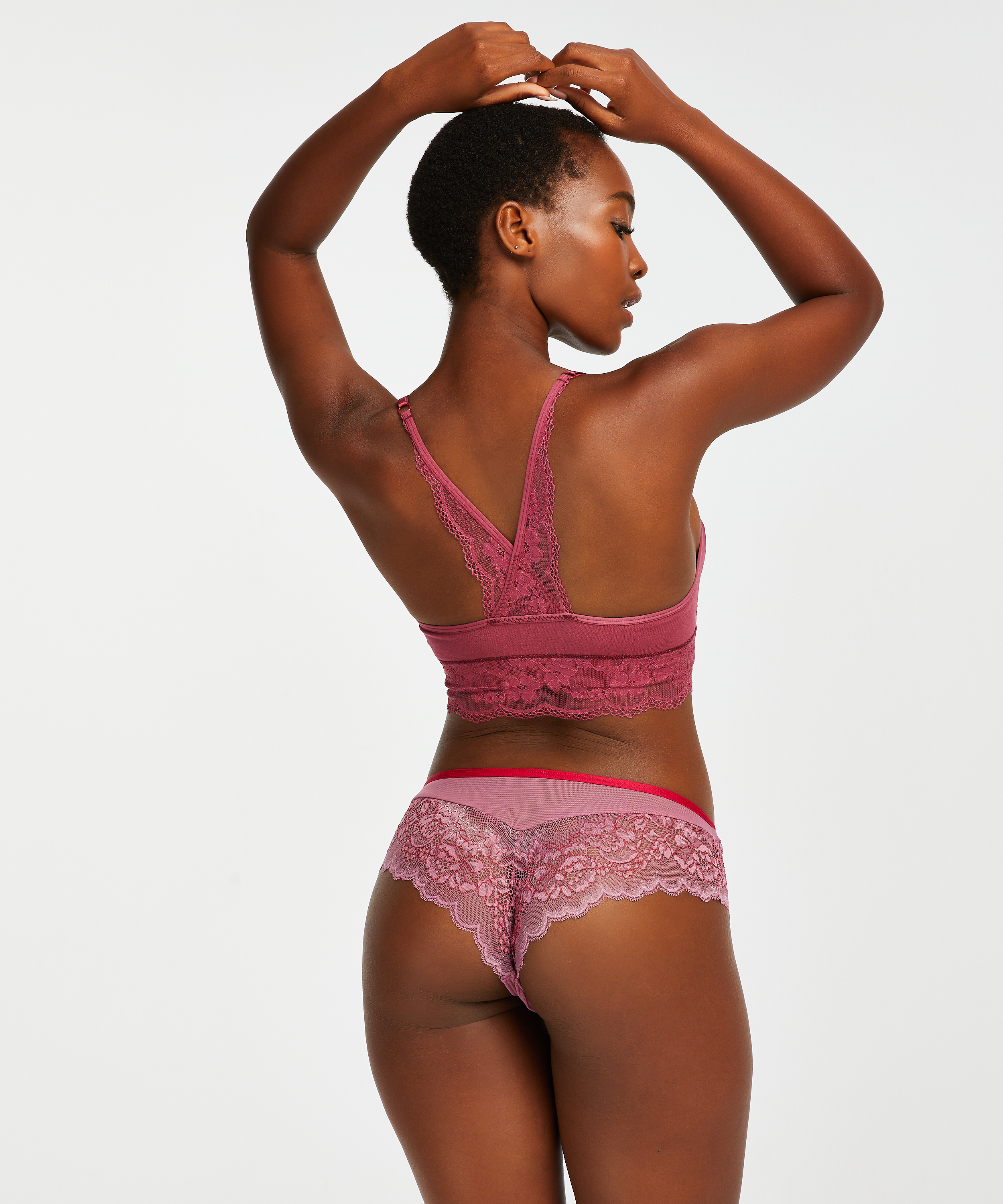 Slip br&eacute;silien short Kaya, Pourpre, main