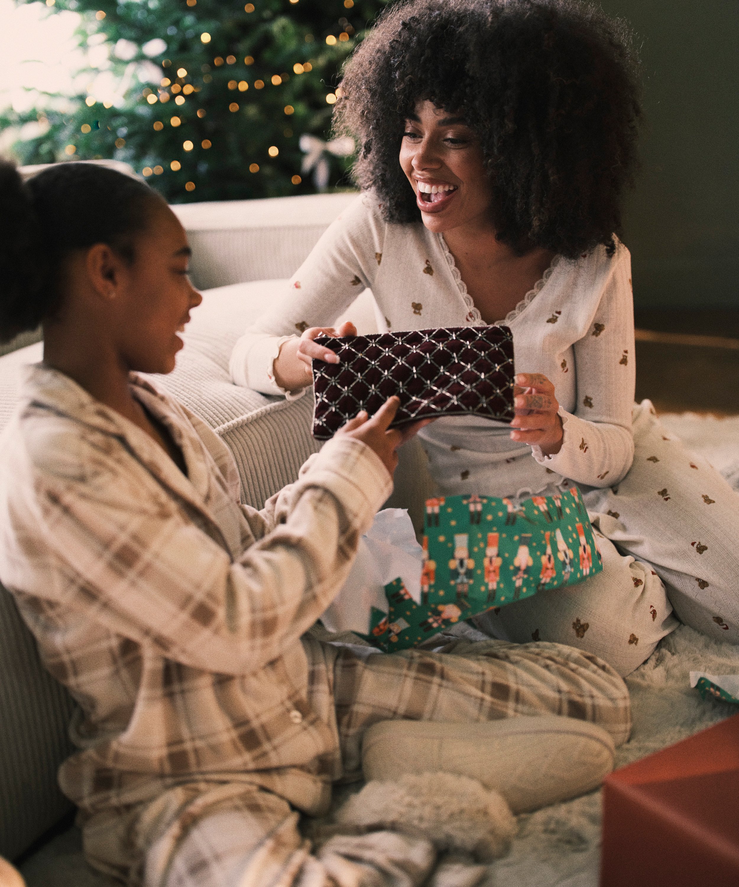 Pochette en perles, Pourpre, main