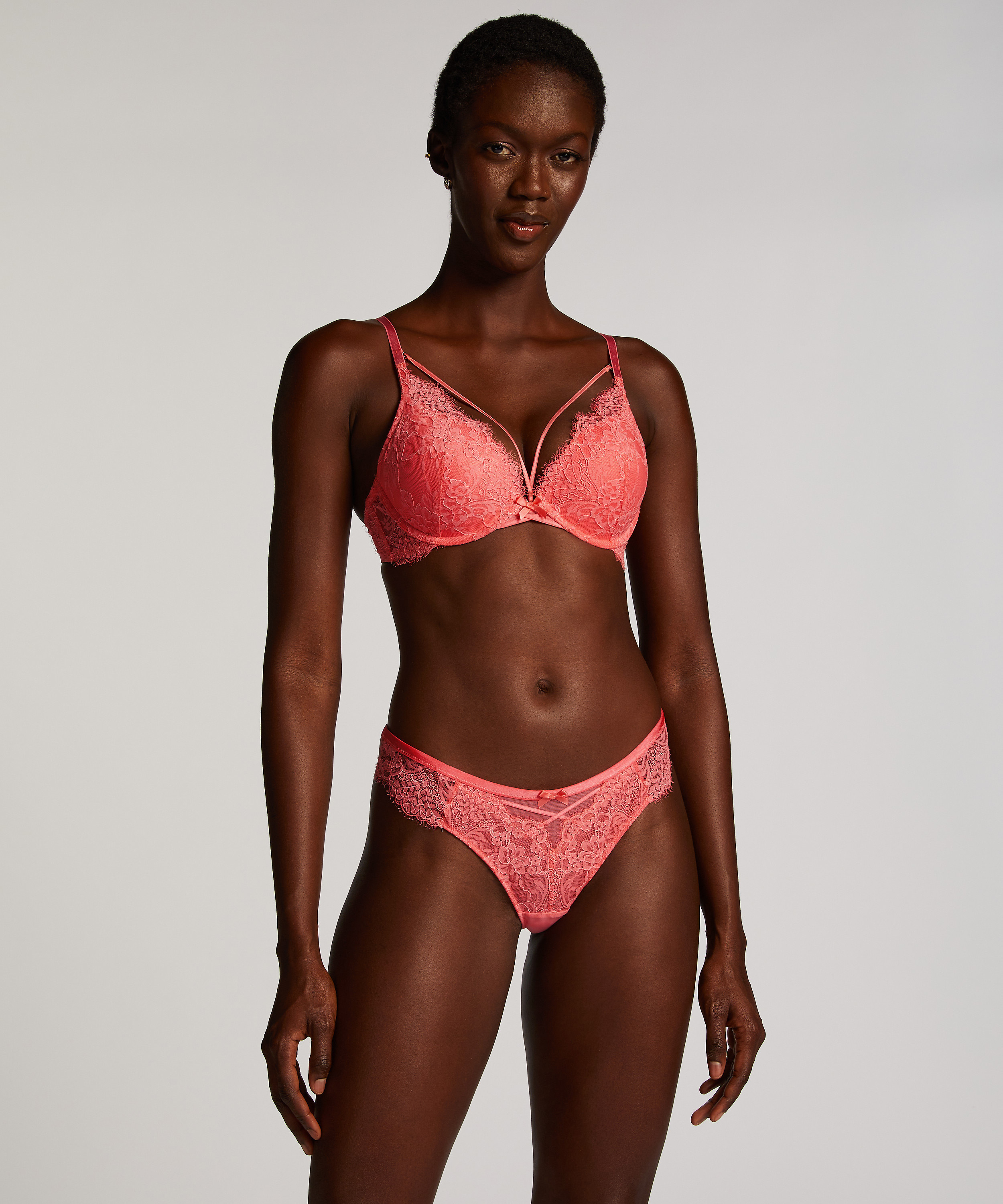 Soutien-gorge push-up à armatures préformé Arabella, Rose, main
