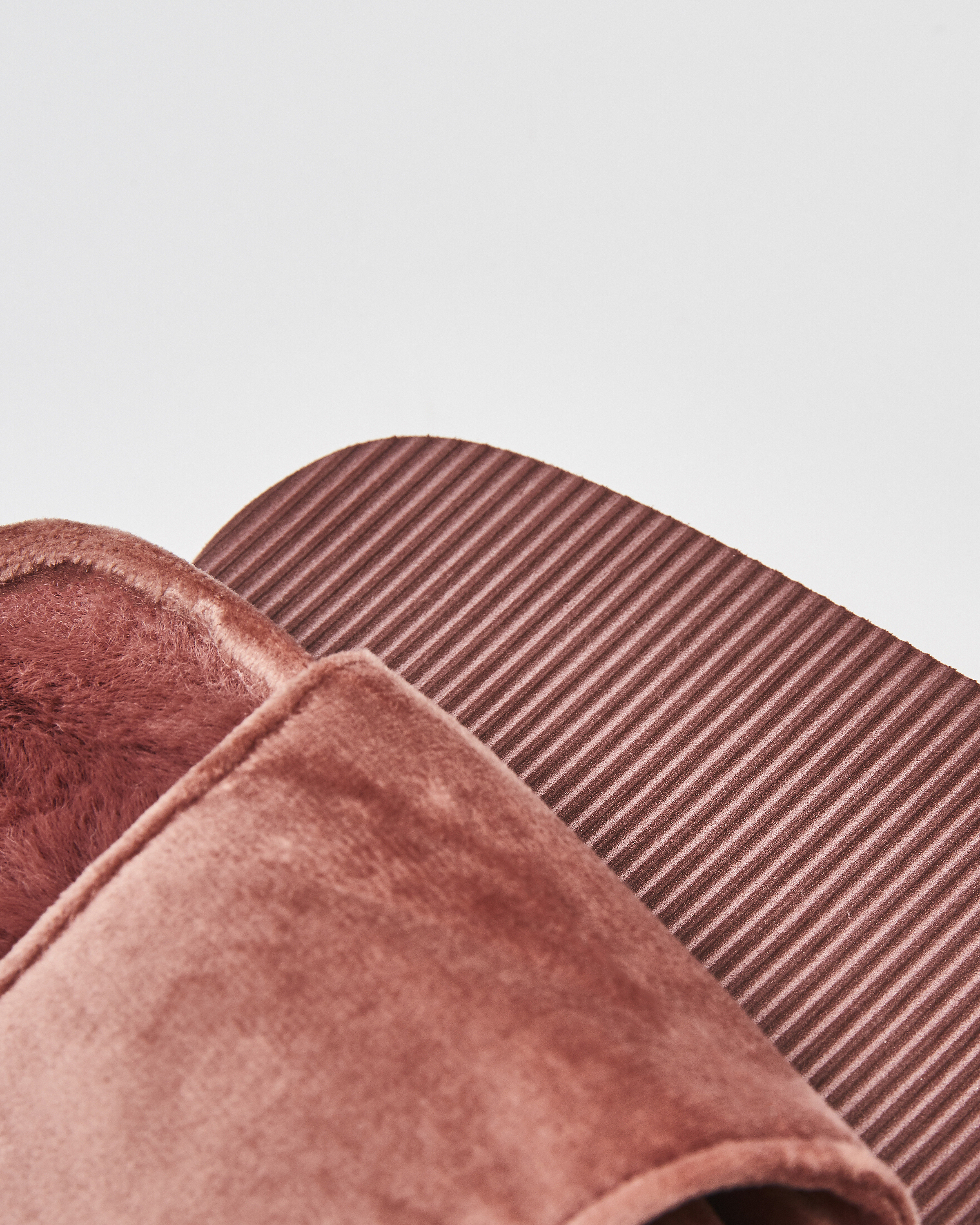 Pantoufles en velours et fausse fourrure, Rose, main