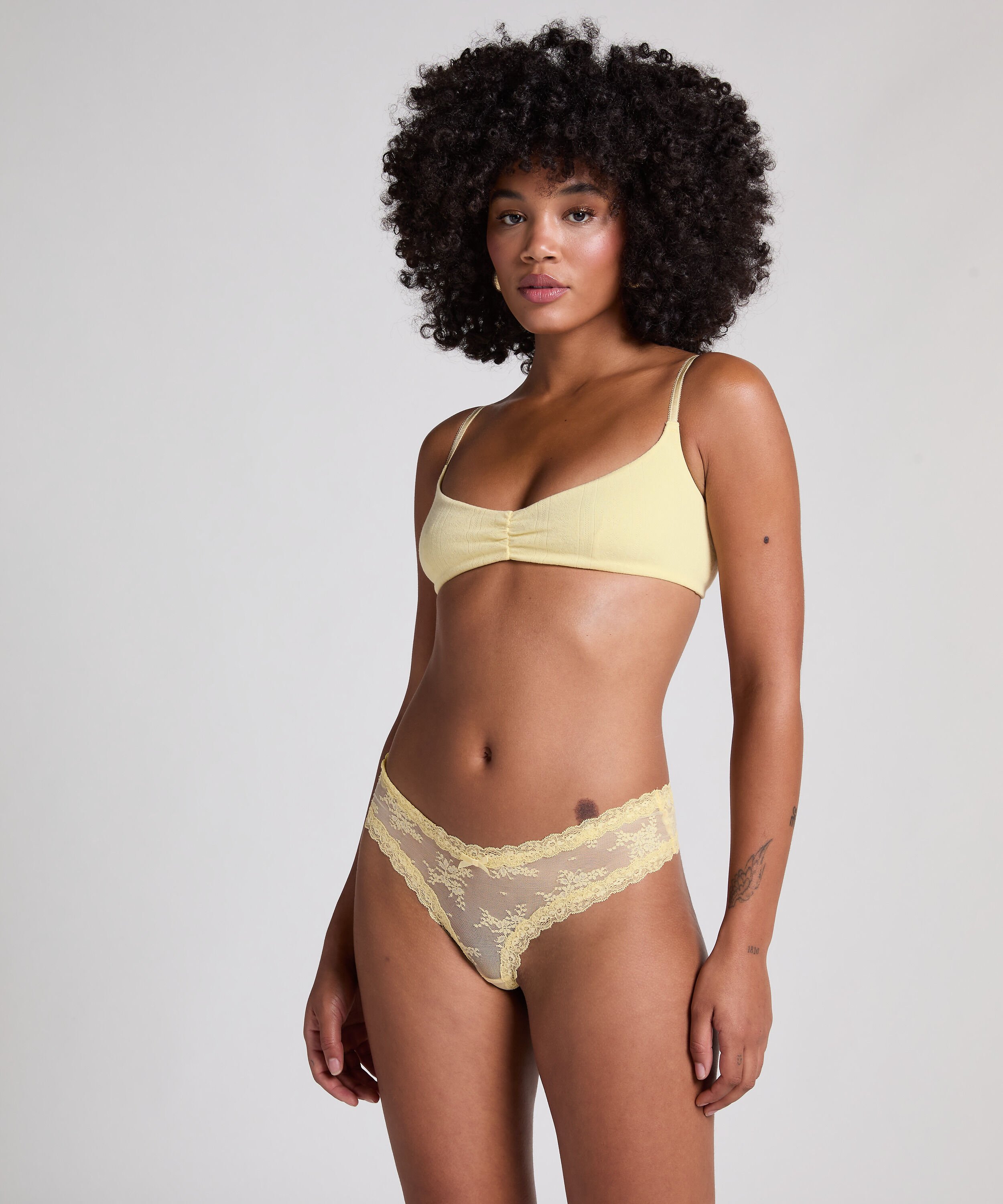 Slip br&eacute;silien V-shape mesh, Jaune