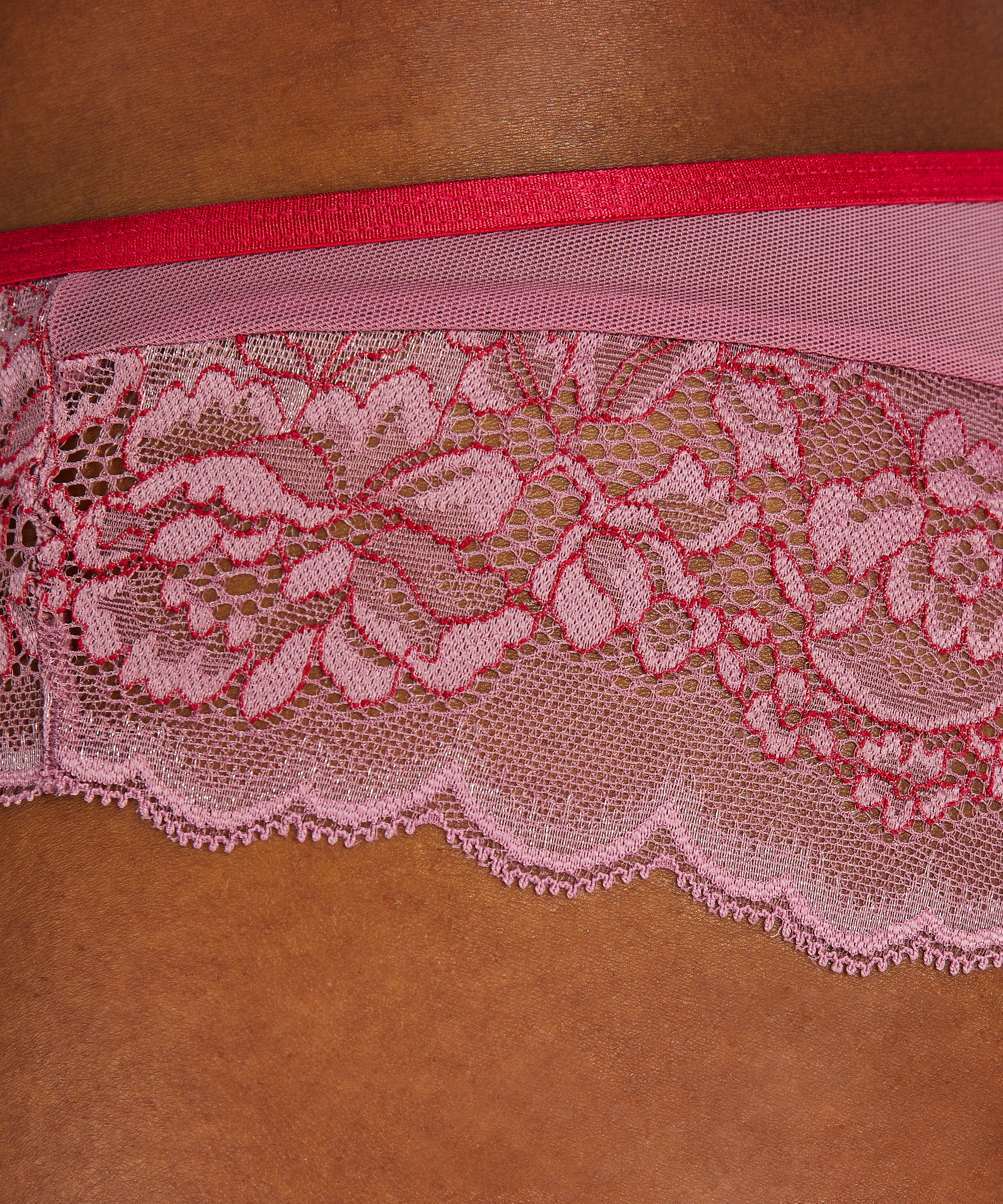 Slip br&eacute;silien short Kaya, Pourpre, main