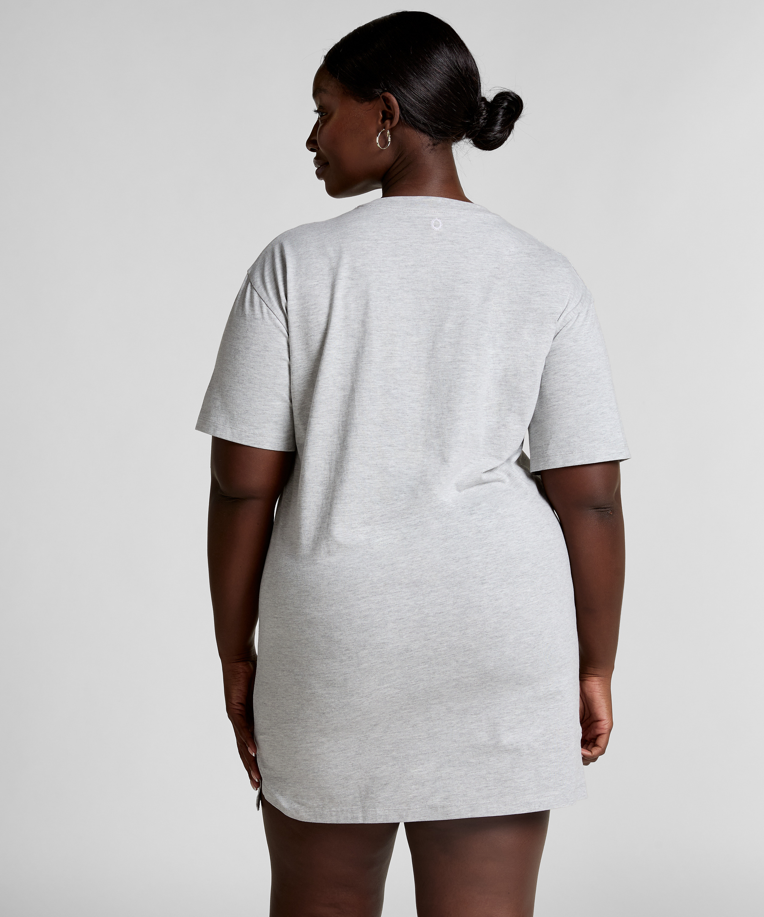 Chemise de nuit, Gris, main