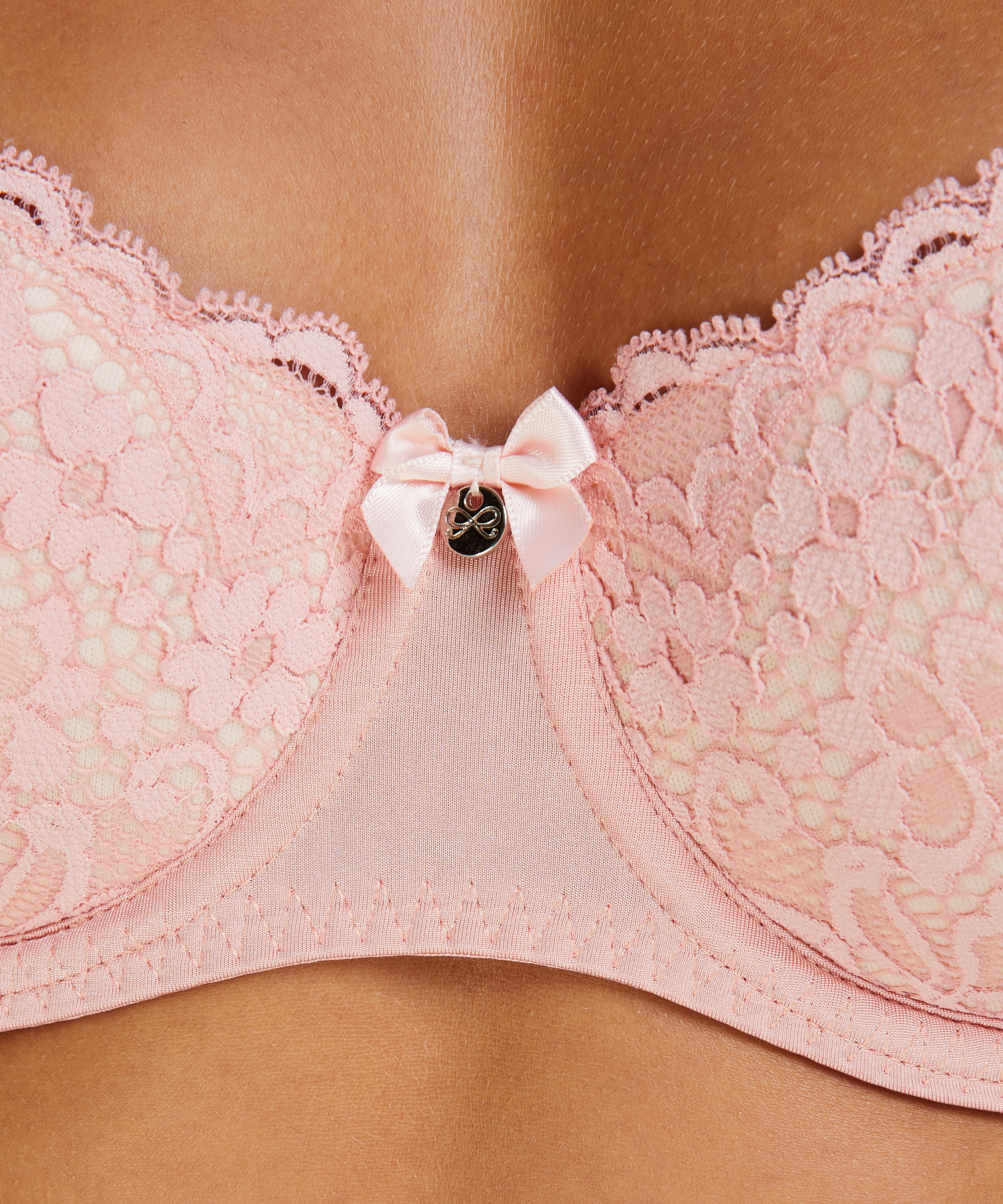 Soutien-gorge à armatures préformé Rose, Rose, main