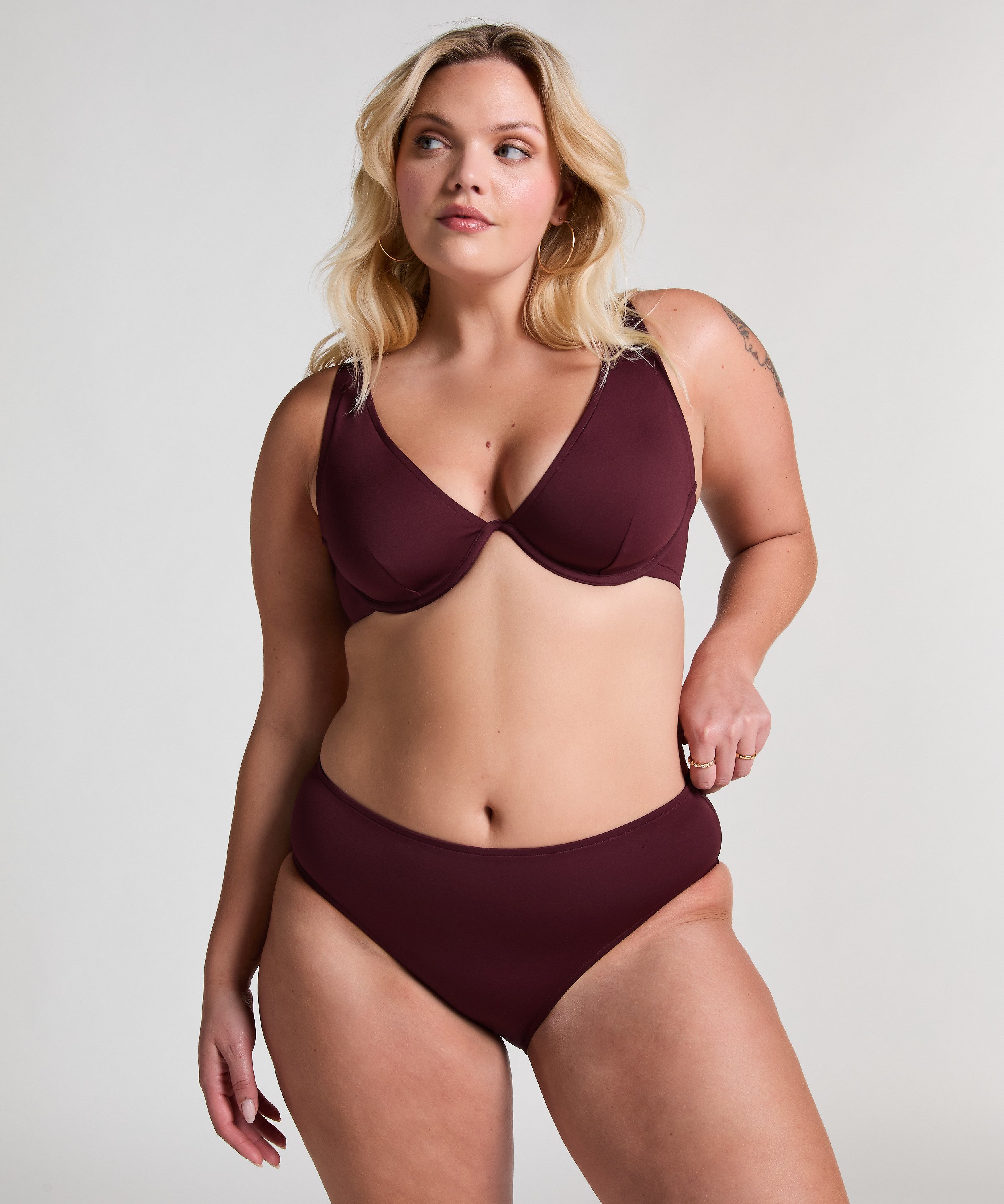 Bas de bikini en n&eacute;opr&egrave;ne Rio, Pourpre, main