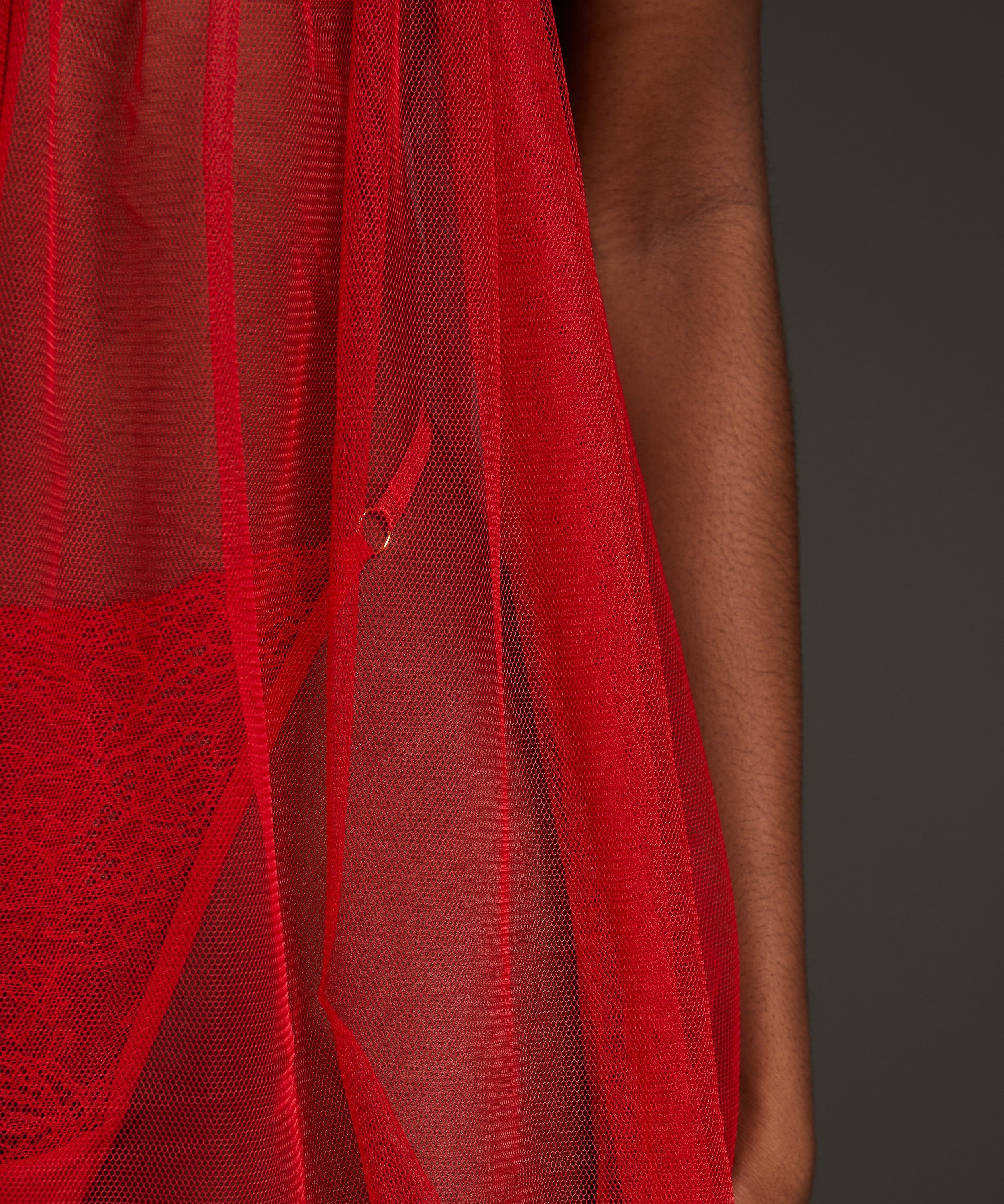 Nuisette Emily, Rouge, main