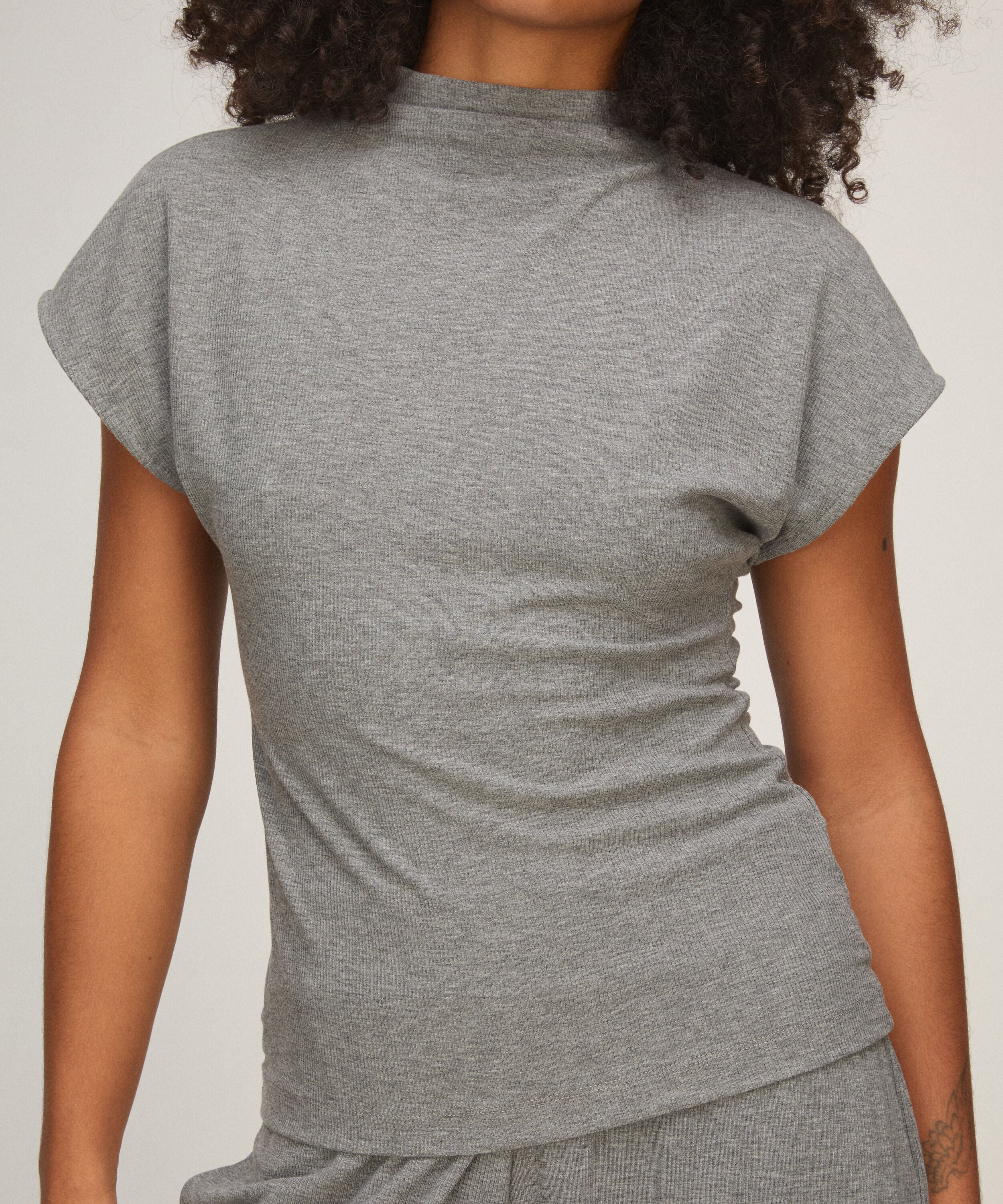 Top à manches courtes avec col mockneck