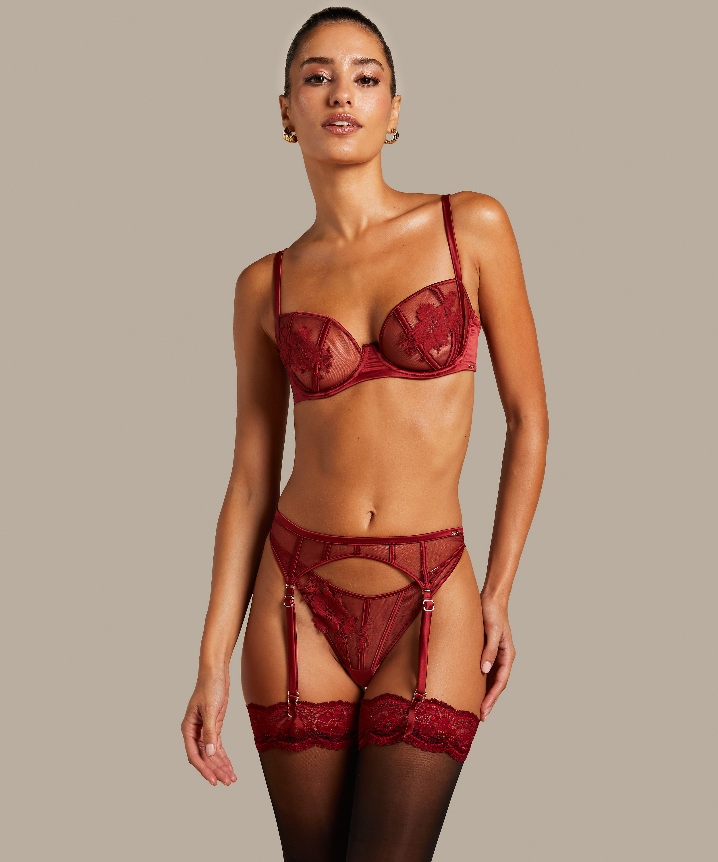 Porte-jarretelles Ember, Rouge, main