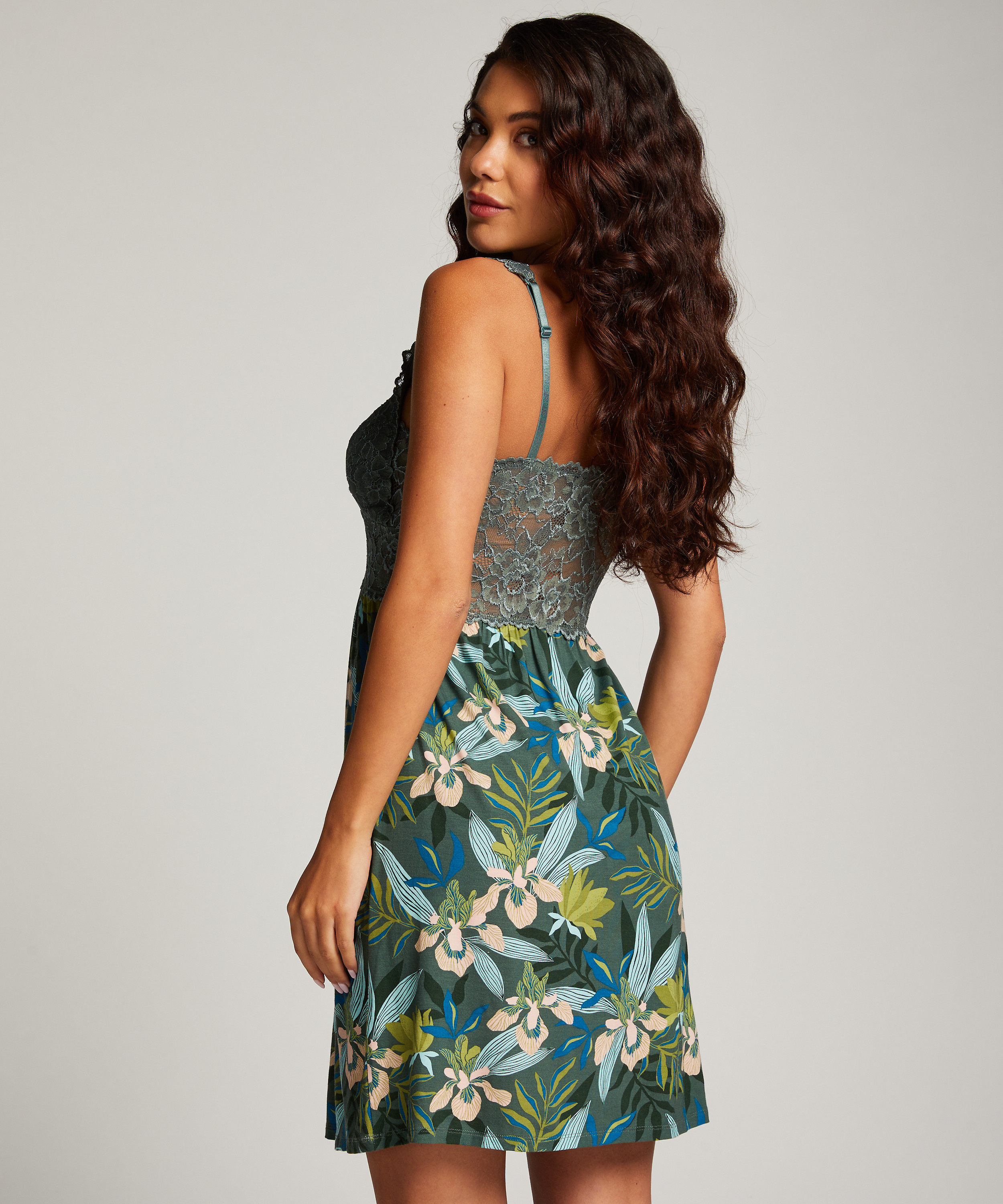 Nuisette Nora dentelle, Vert, main