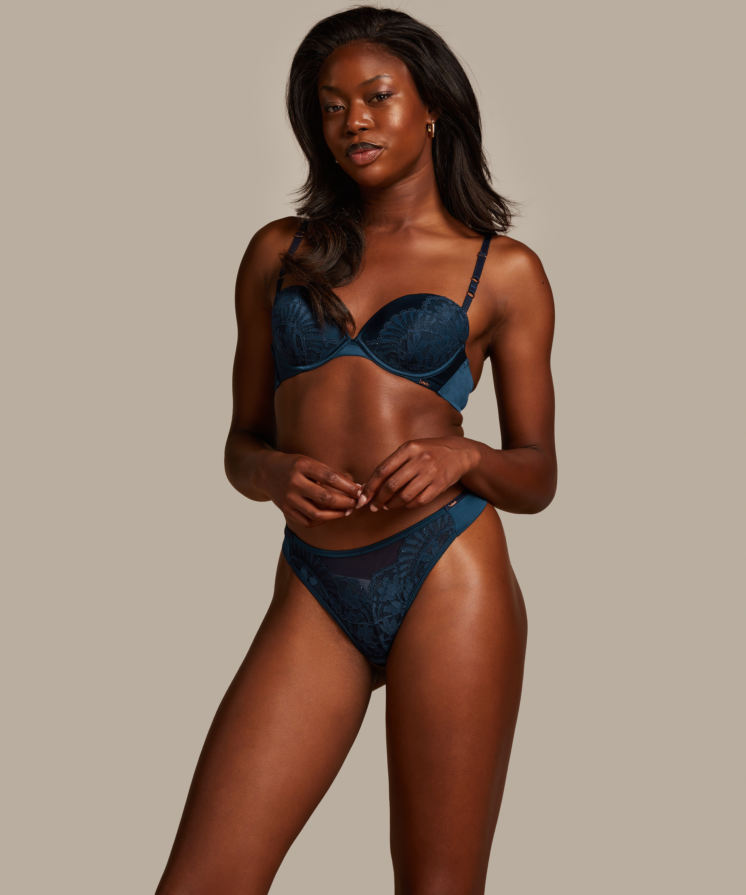 String Josien, Bleu, main