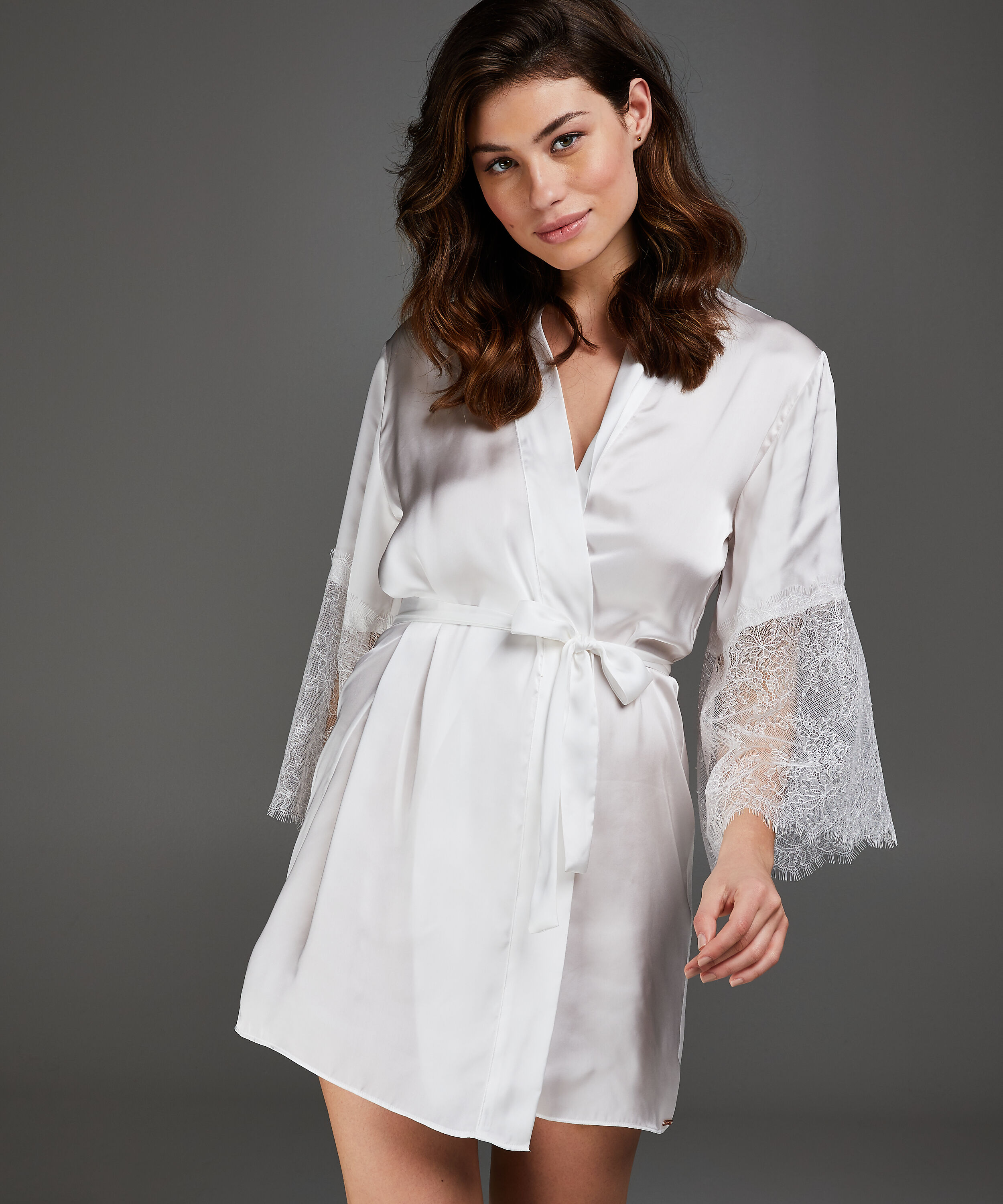 Kimono Satin Lily, Wit