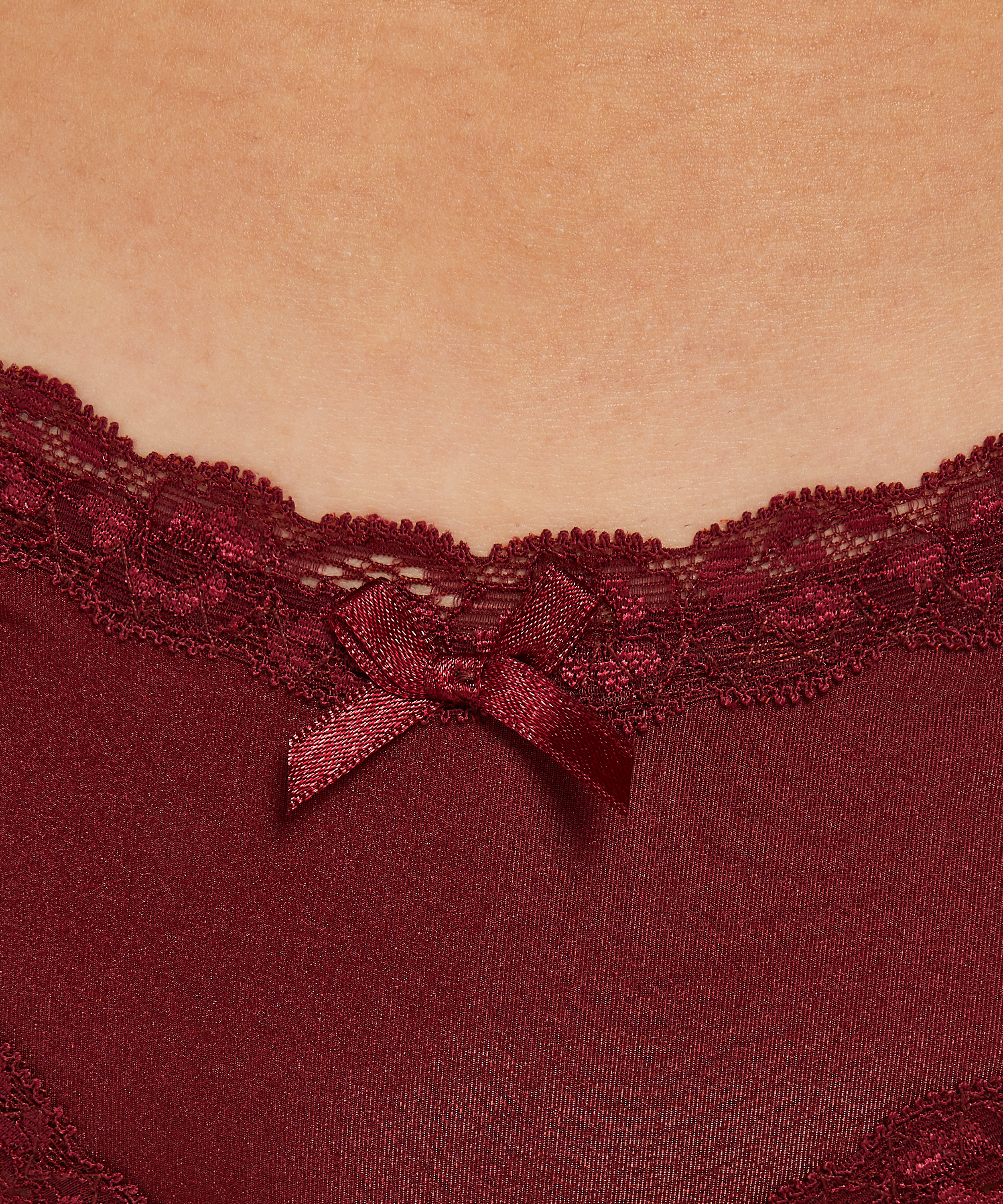 Slip brésilien V-shape micro, Rouge, main