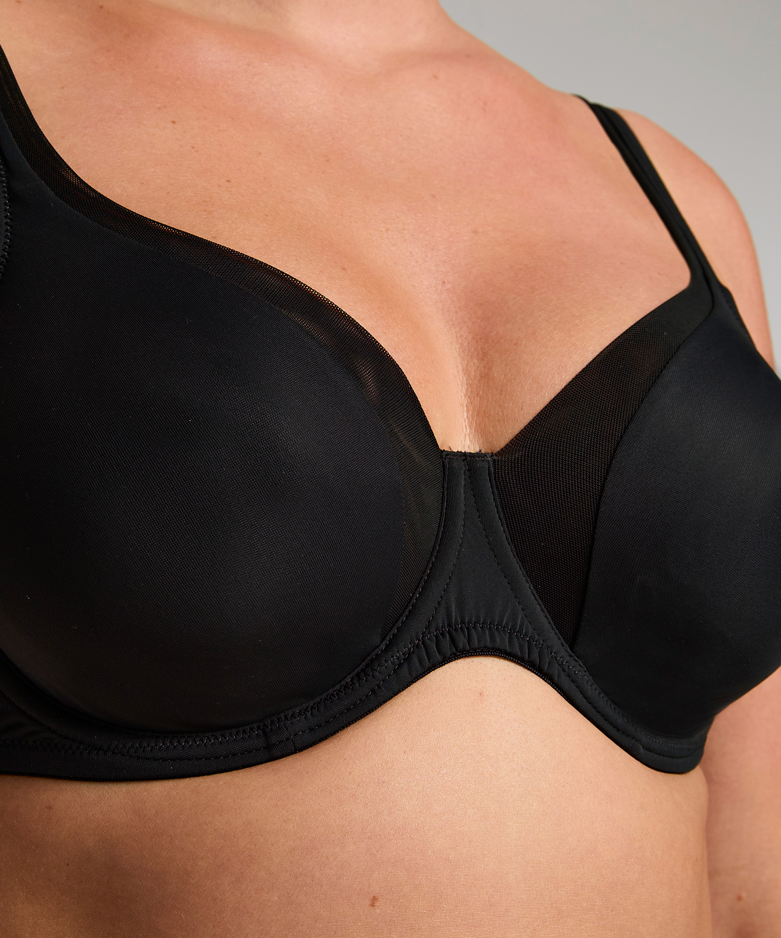 Soutien-gorge à armatures non-préformé en maille, Noir, main