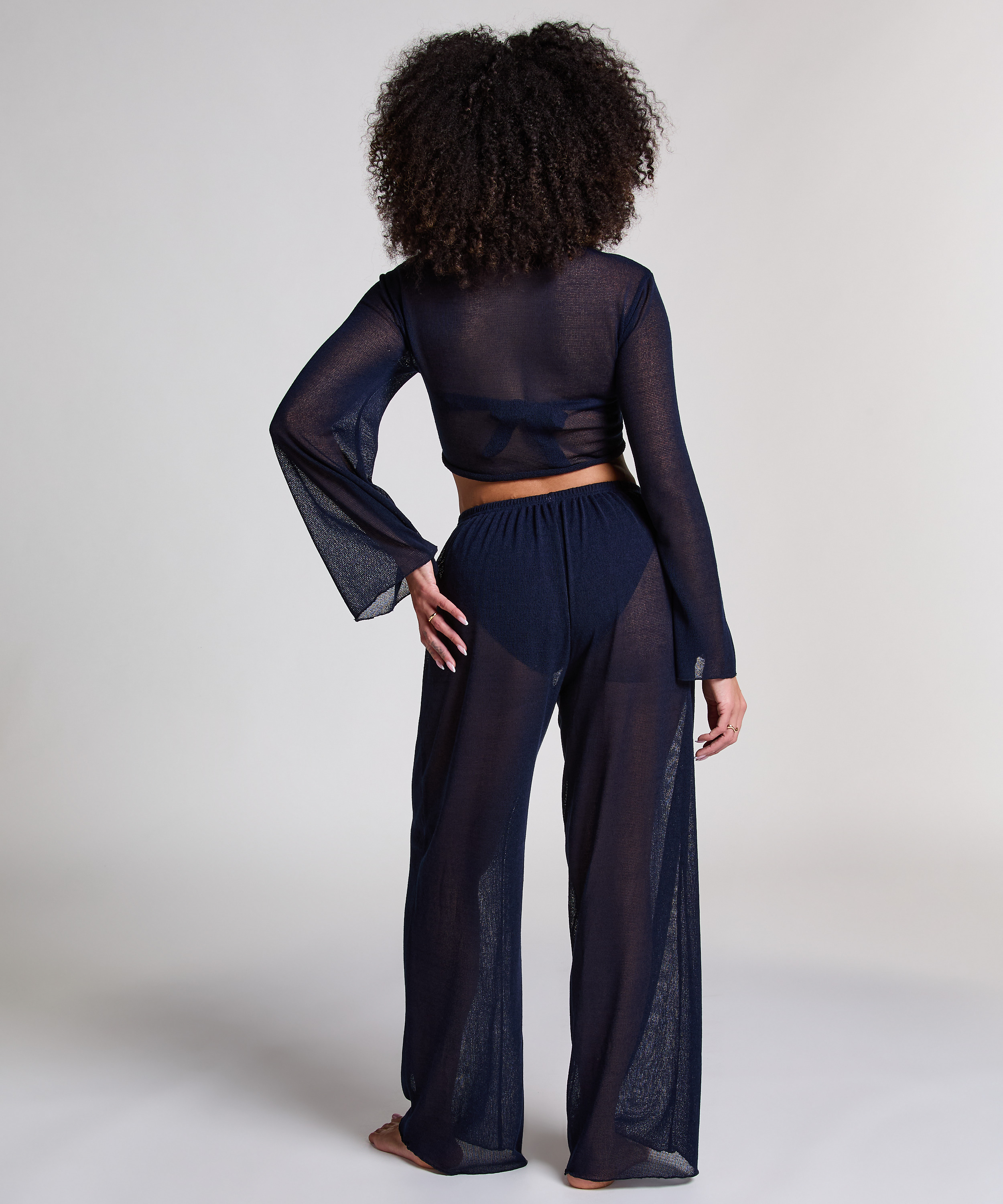 D&eacute;bardeur de plage en maille, Bleu, main