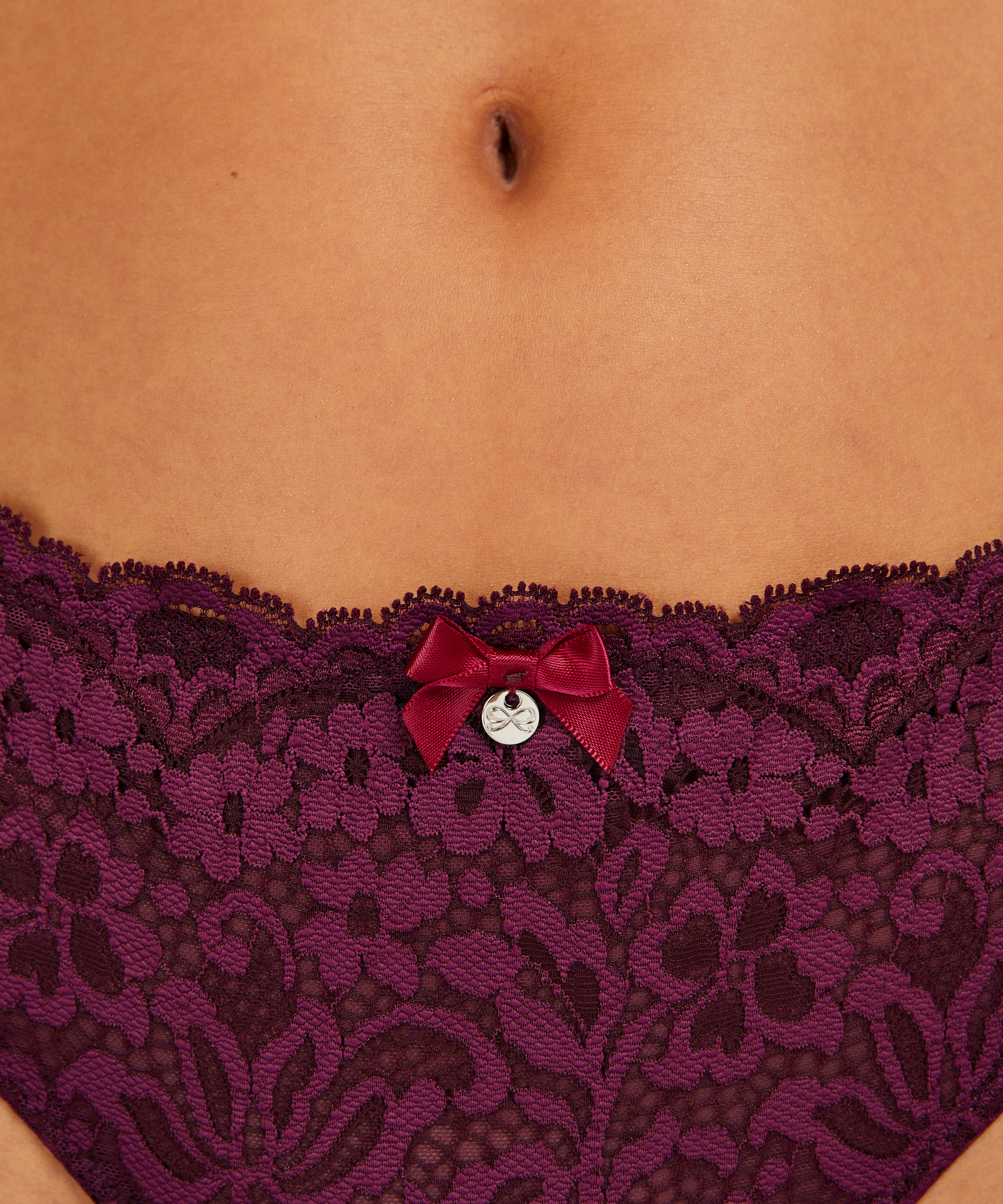 String Rose, Pourpre, main