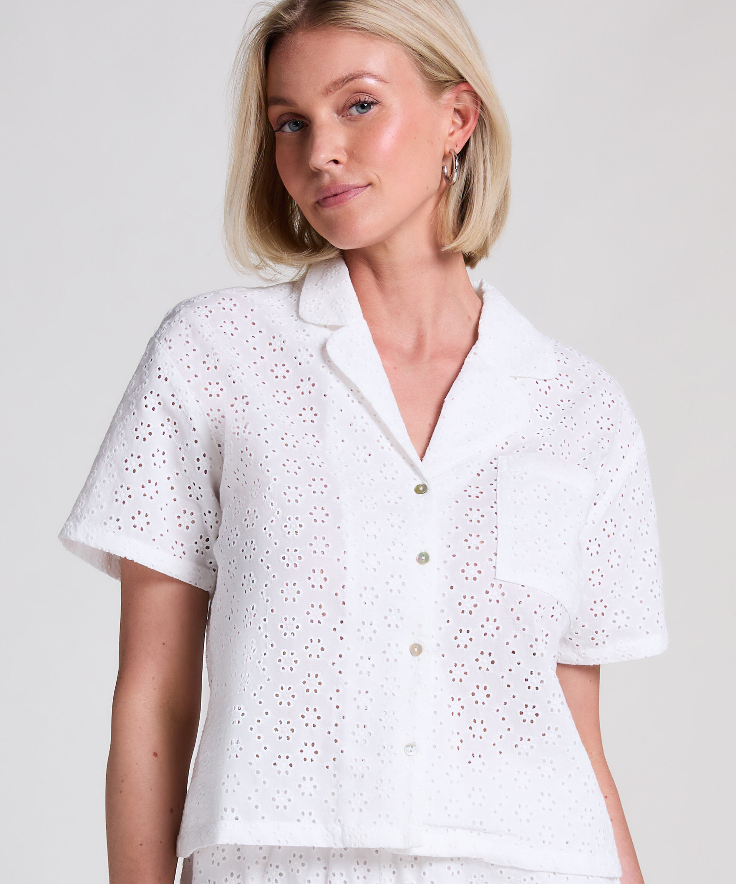 Jasje met broderie anglaise