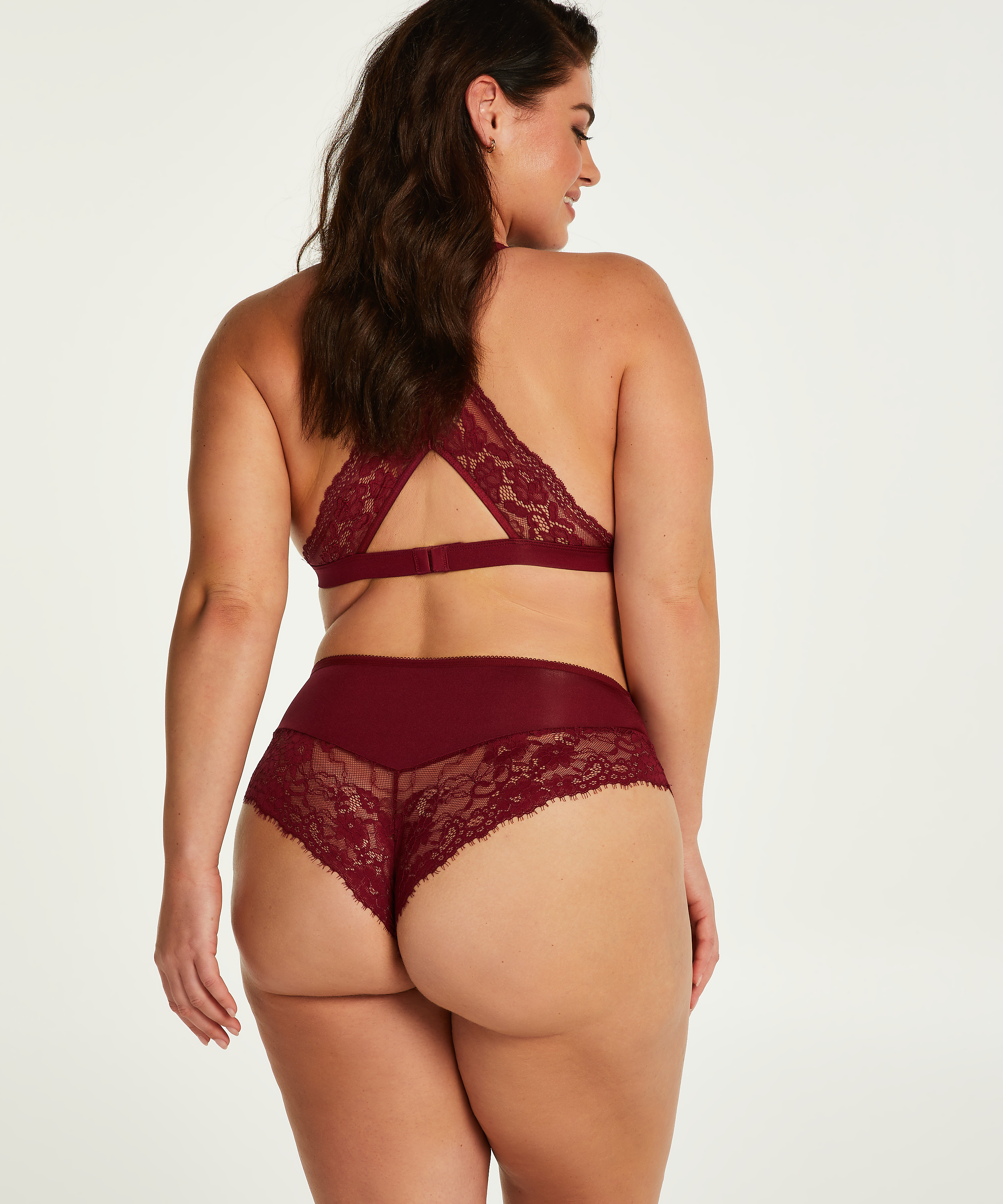 Slip brésilien Yvenne Curvy, Rouge, main