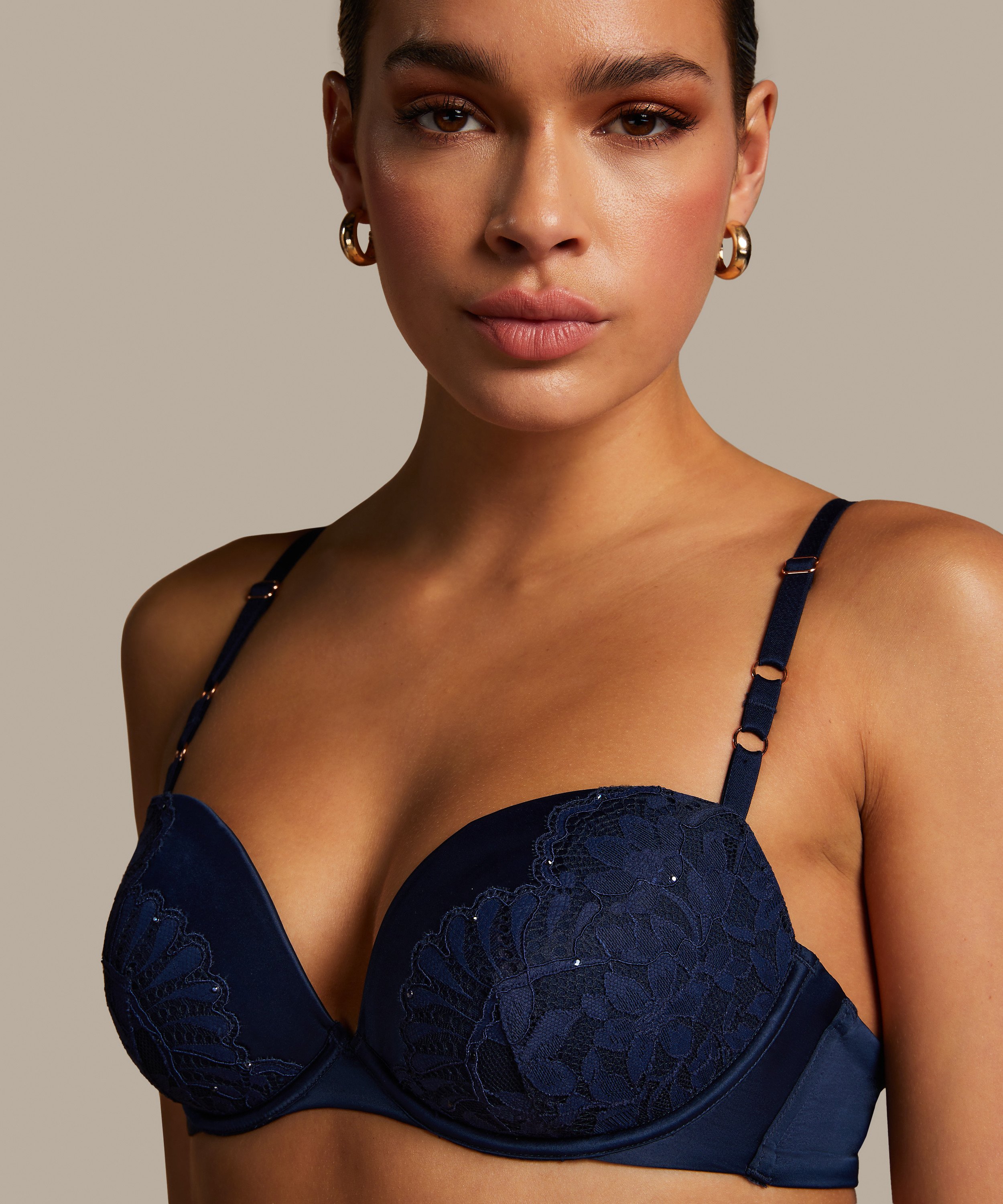 Soutien-gorge rembourré à armatures Josien, Bleu, main