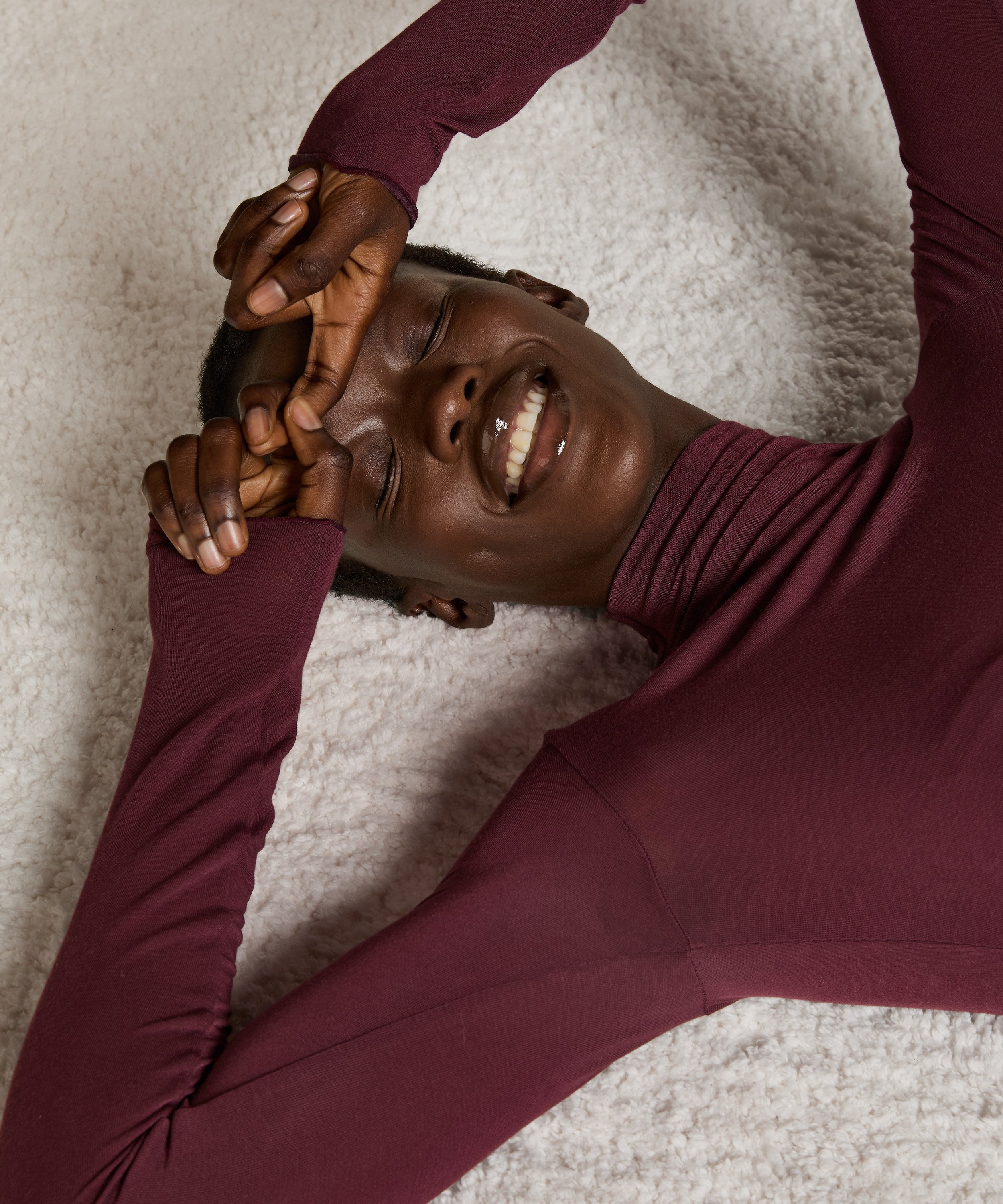 Haut avec cachemire &agrave; col roul&eacute; super soft, Pourpre, main