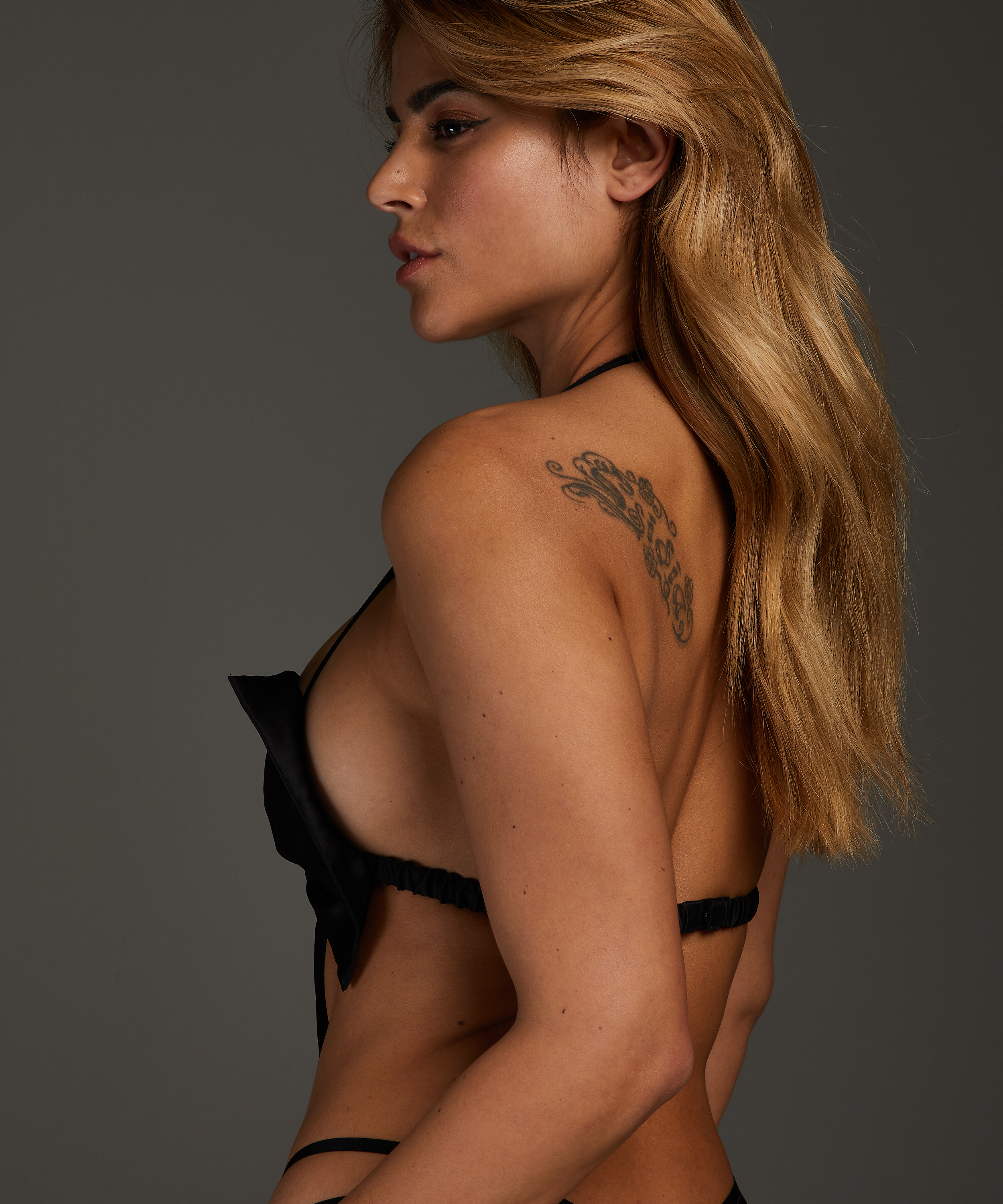 Unwrap me bow, Zwart, main