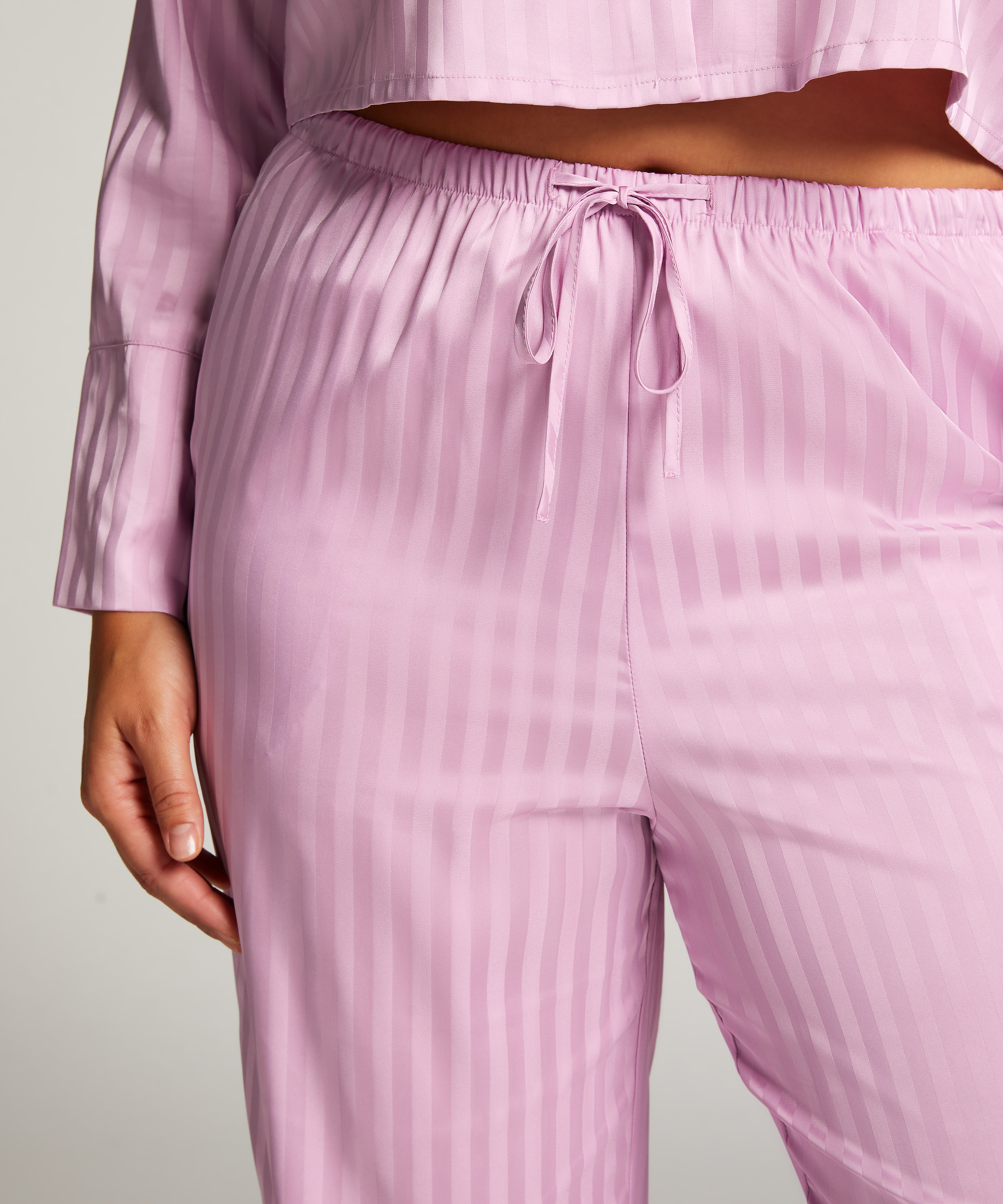 Pantalon Satin, Pourpre, main