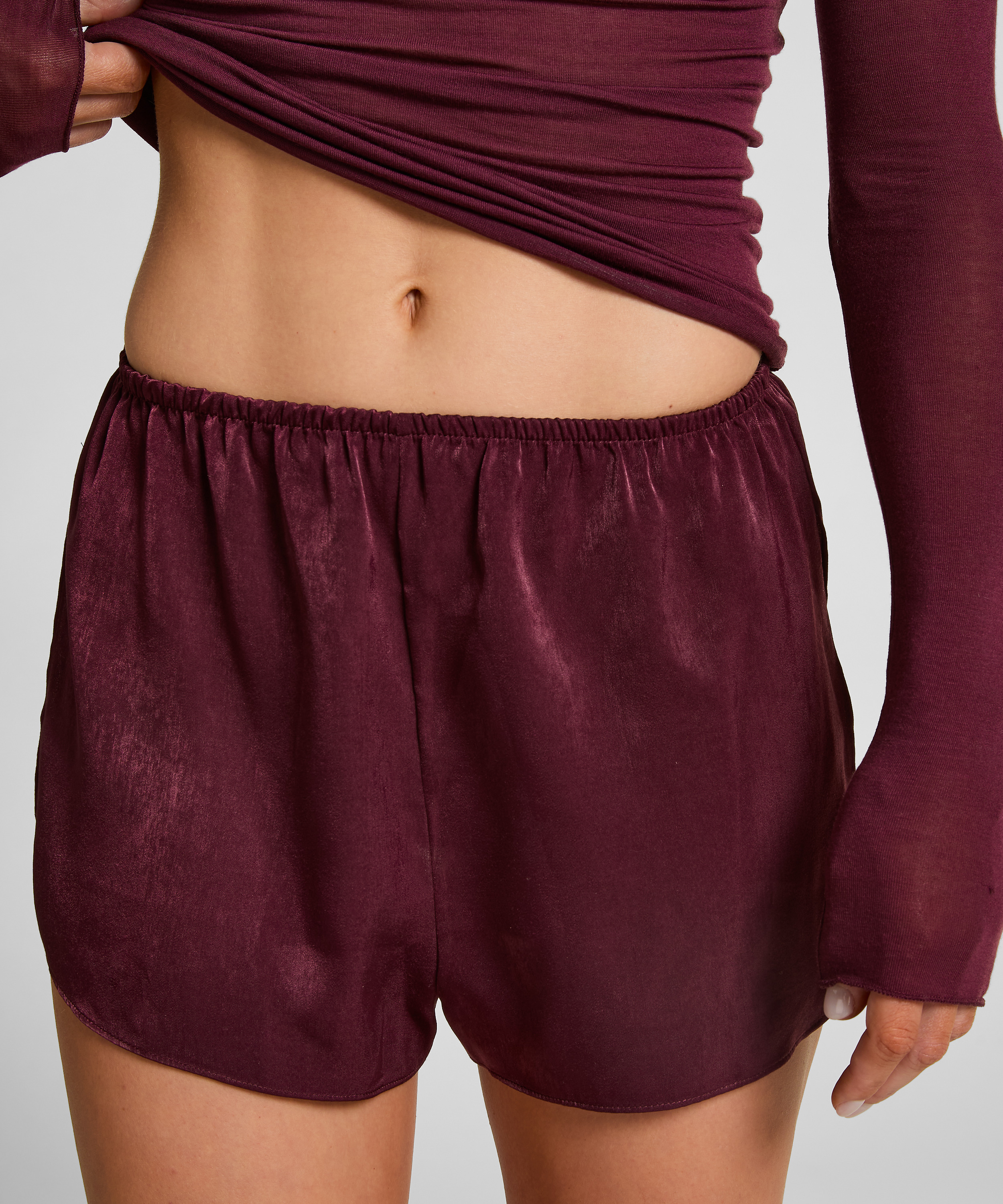 Short en satin Minimal, Pourpre, main