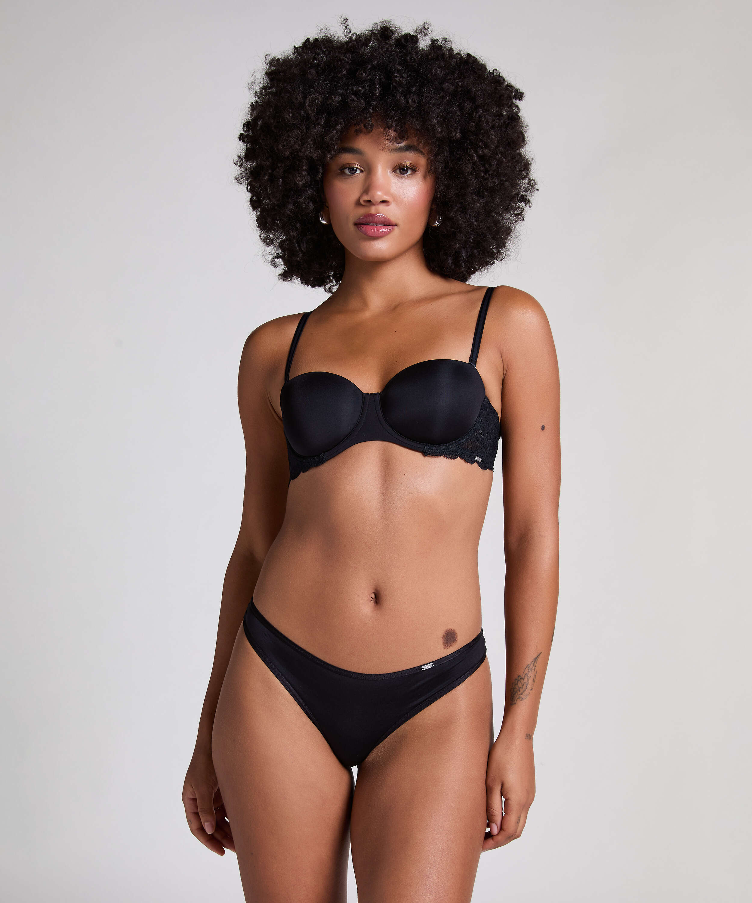 Soutien-gorge &agrave; armatures pr&eacute;form&eacute; sans bretelles Angie, Noir, main