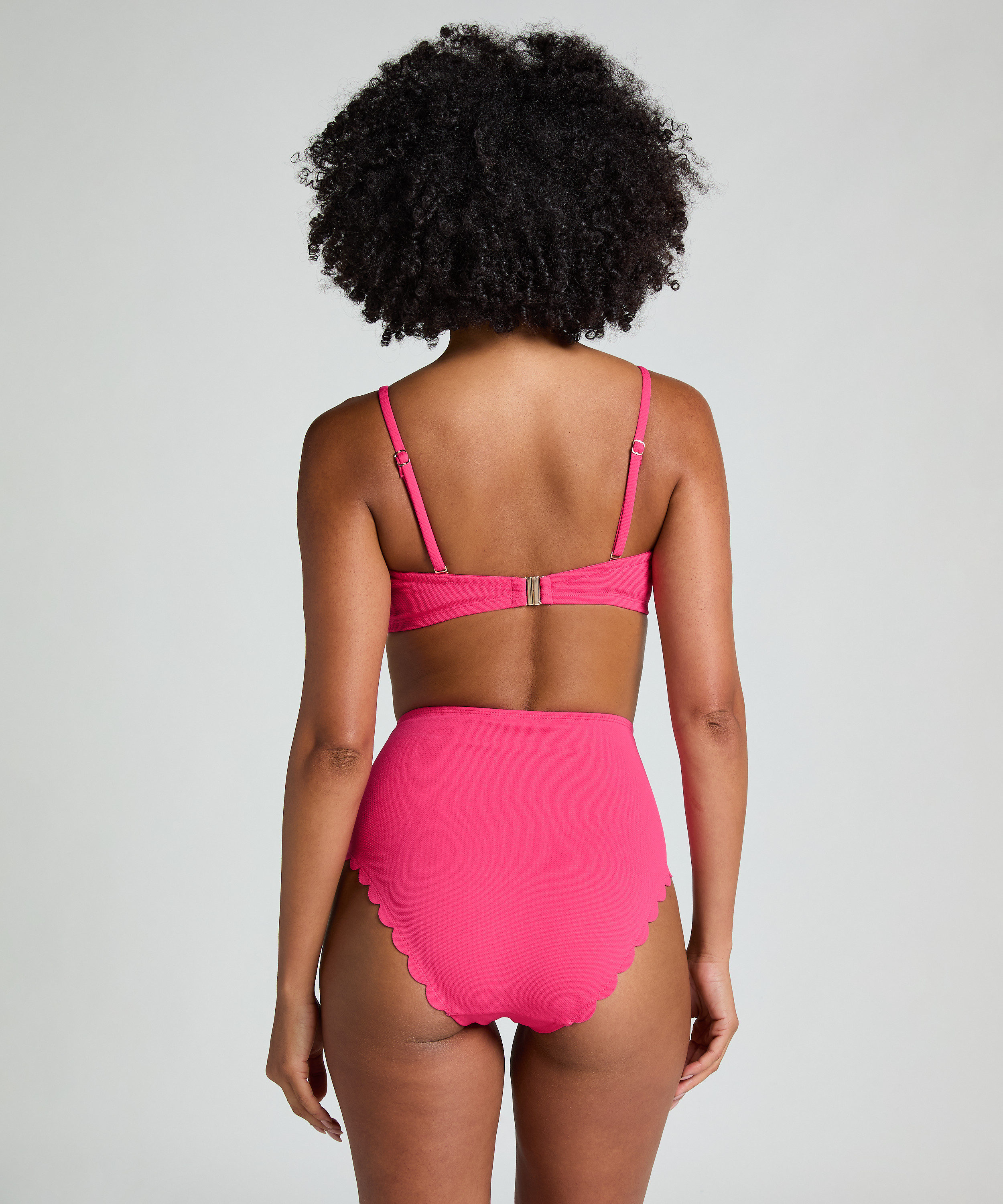 Bas de bikini Rio taille haute festonn&eacute;, Rose, main