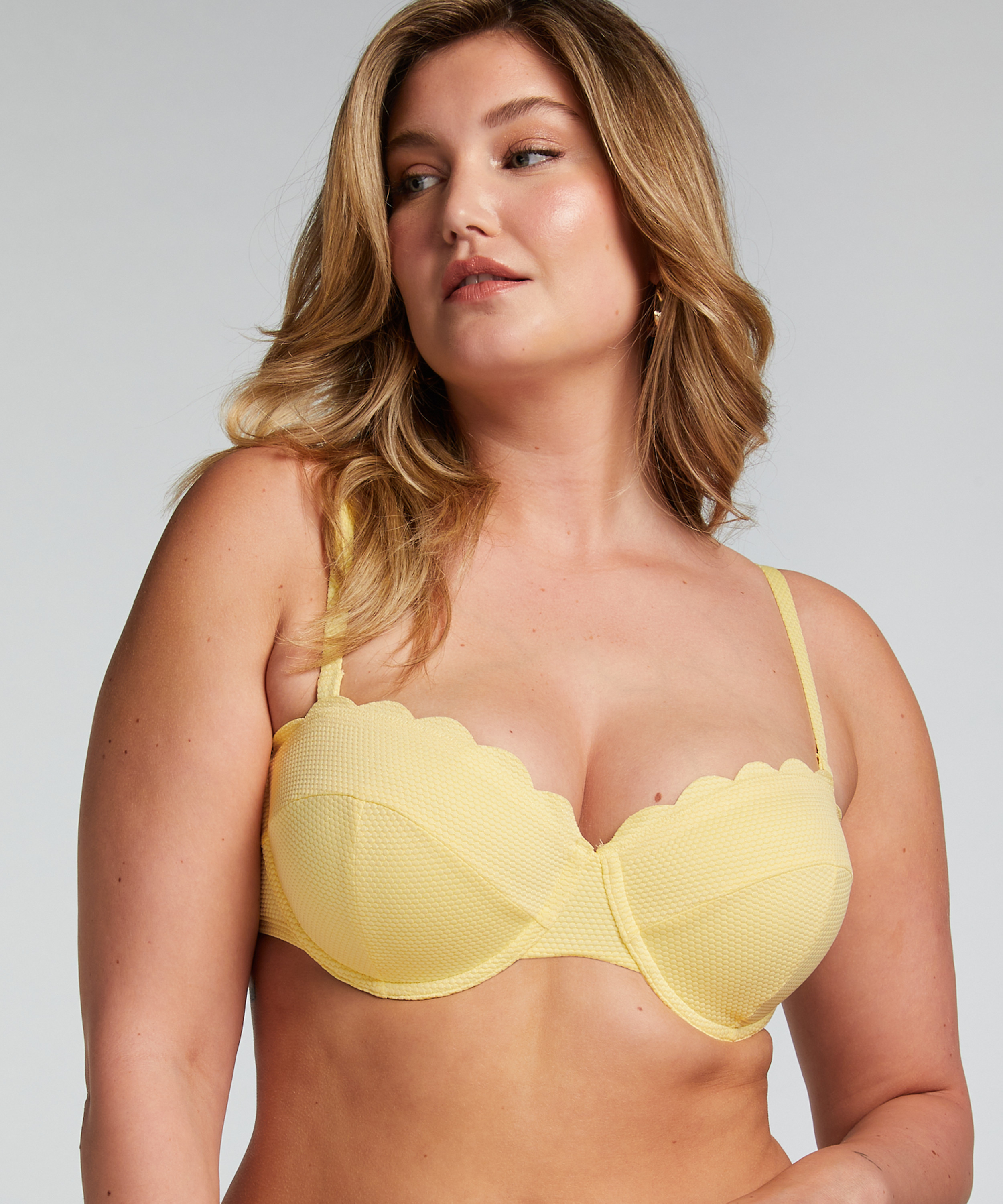Haut de bikini sans bretelles préformé à armatures Scallop Taille E +, Jaune, main