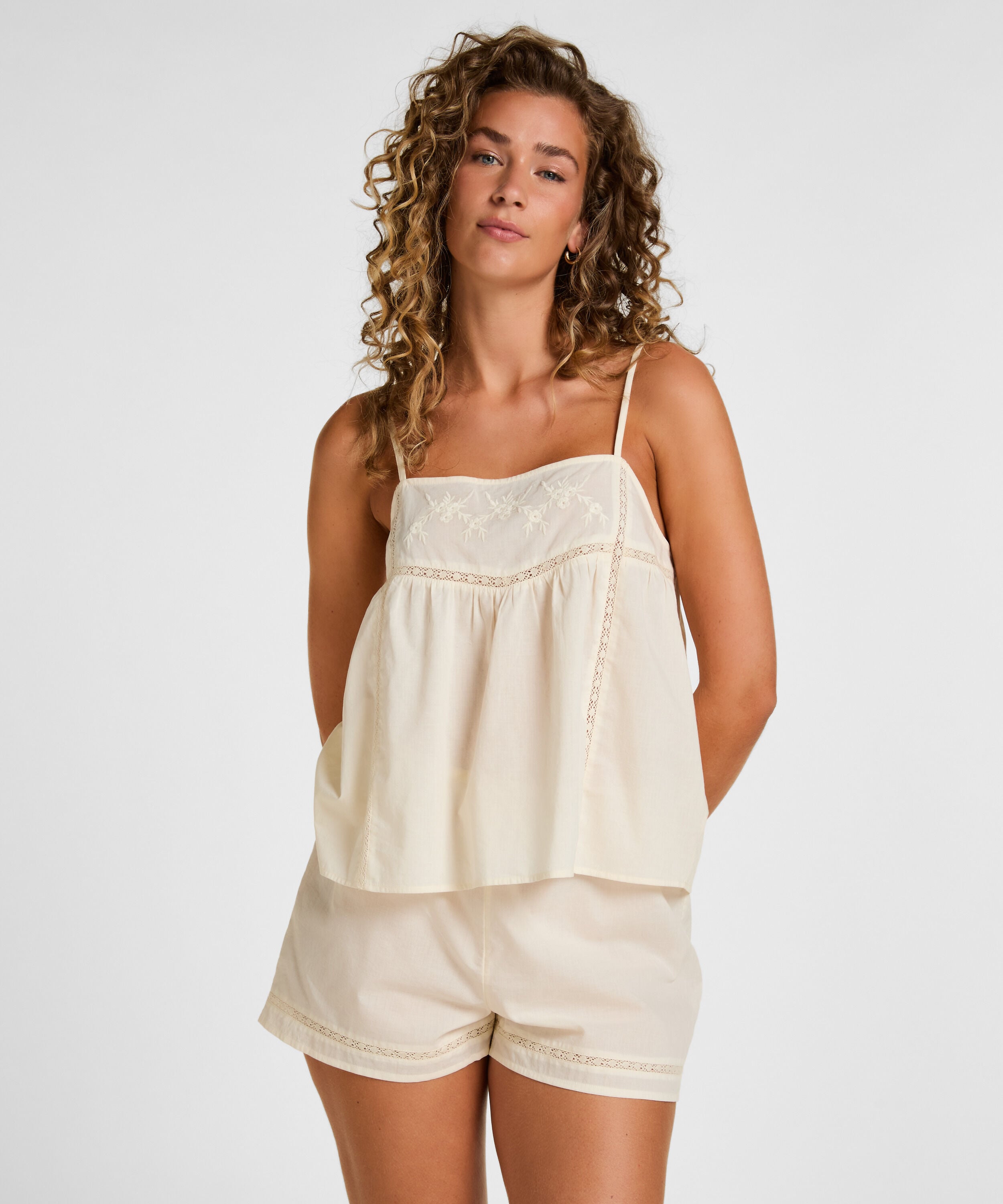 Pyjama Short, Wit