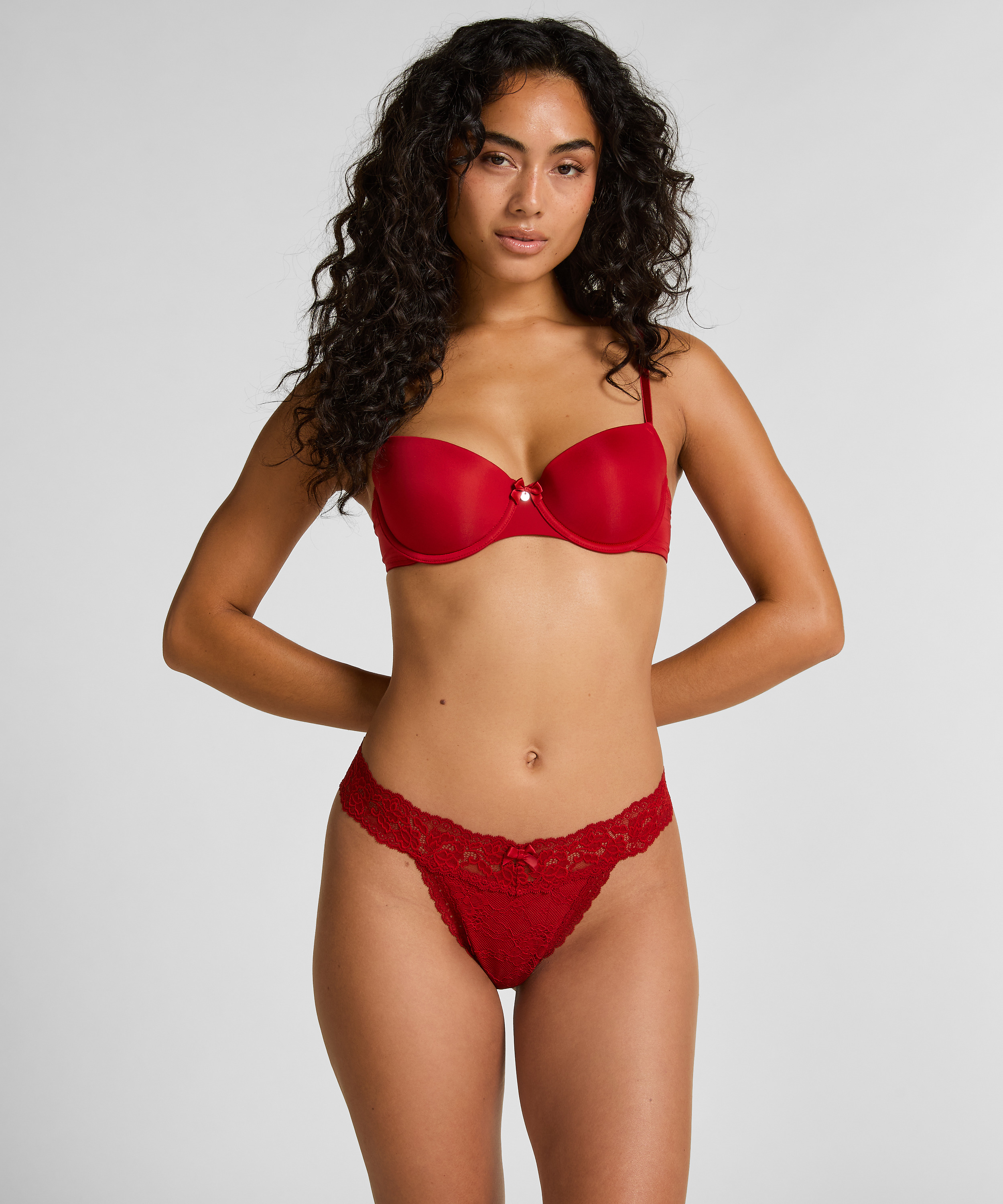 String extra bas Madison, Rouge, main