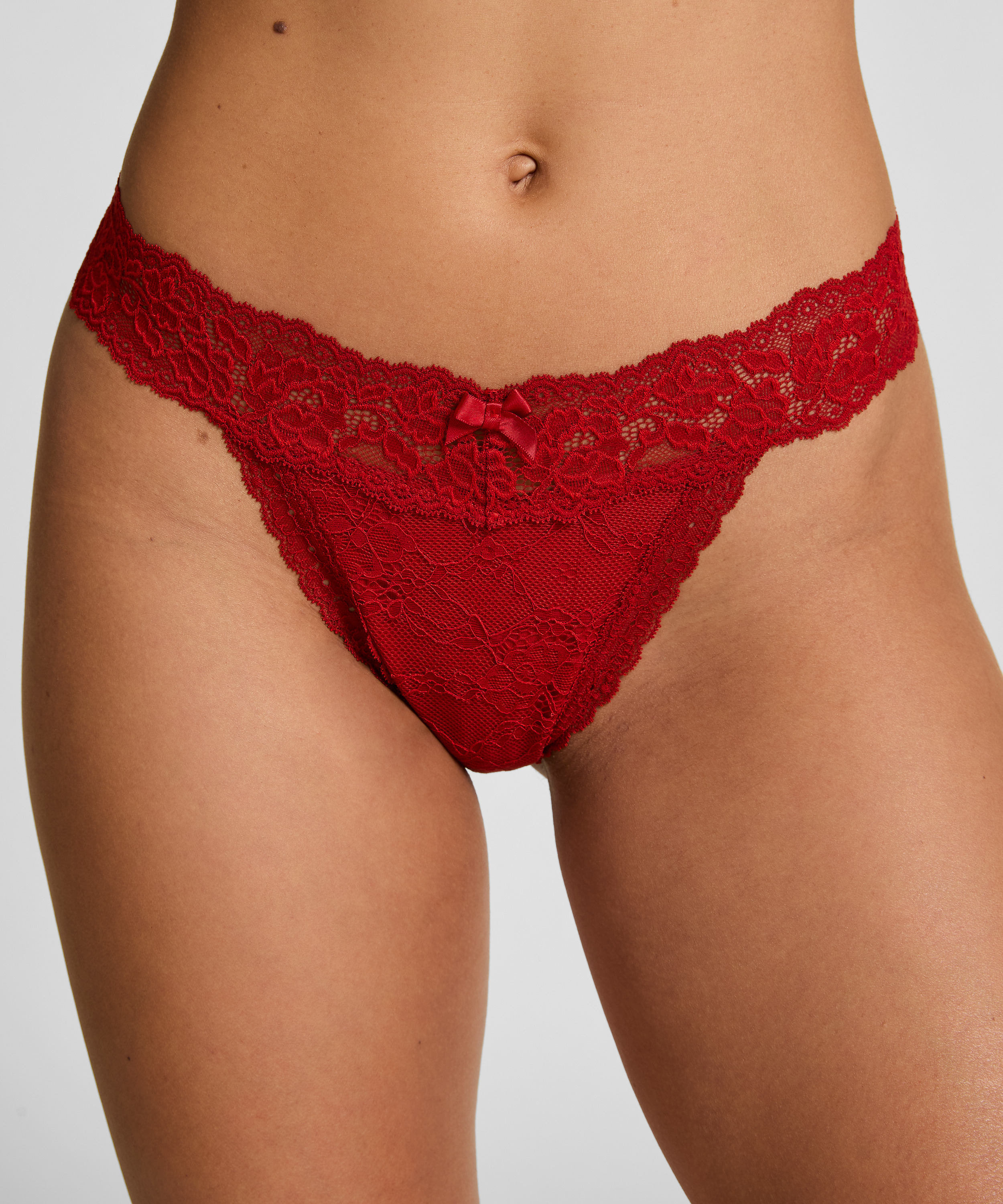 String extra bas Madison, Rouge, main